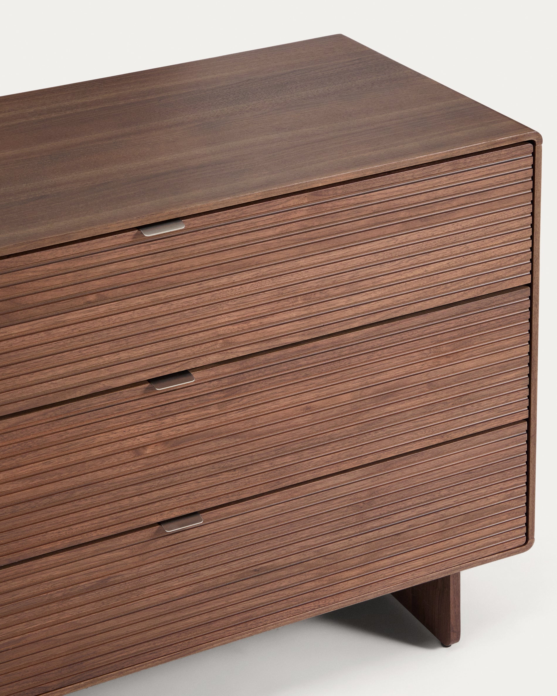 Elegante Kommode Norlen aus Nussbaumfurnier mit drei praktischen Schubladen, ideal für stilvolle Aufbewahrungslösungen im Wohnraum.