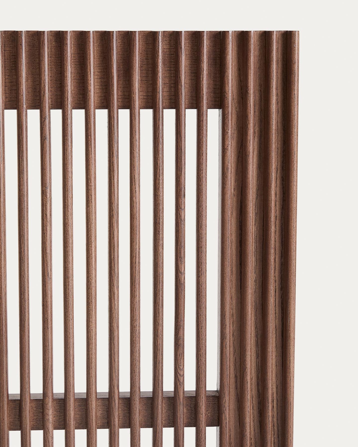 Stilvolles Bettkopfteil Beyla aus massivem Eschenholz in Nussbaum-Optik, perfekt für 180-cm-Betten, umweltfreundlich und langlebig.