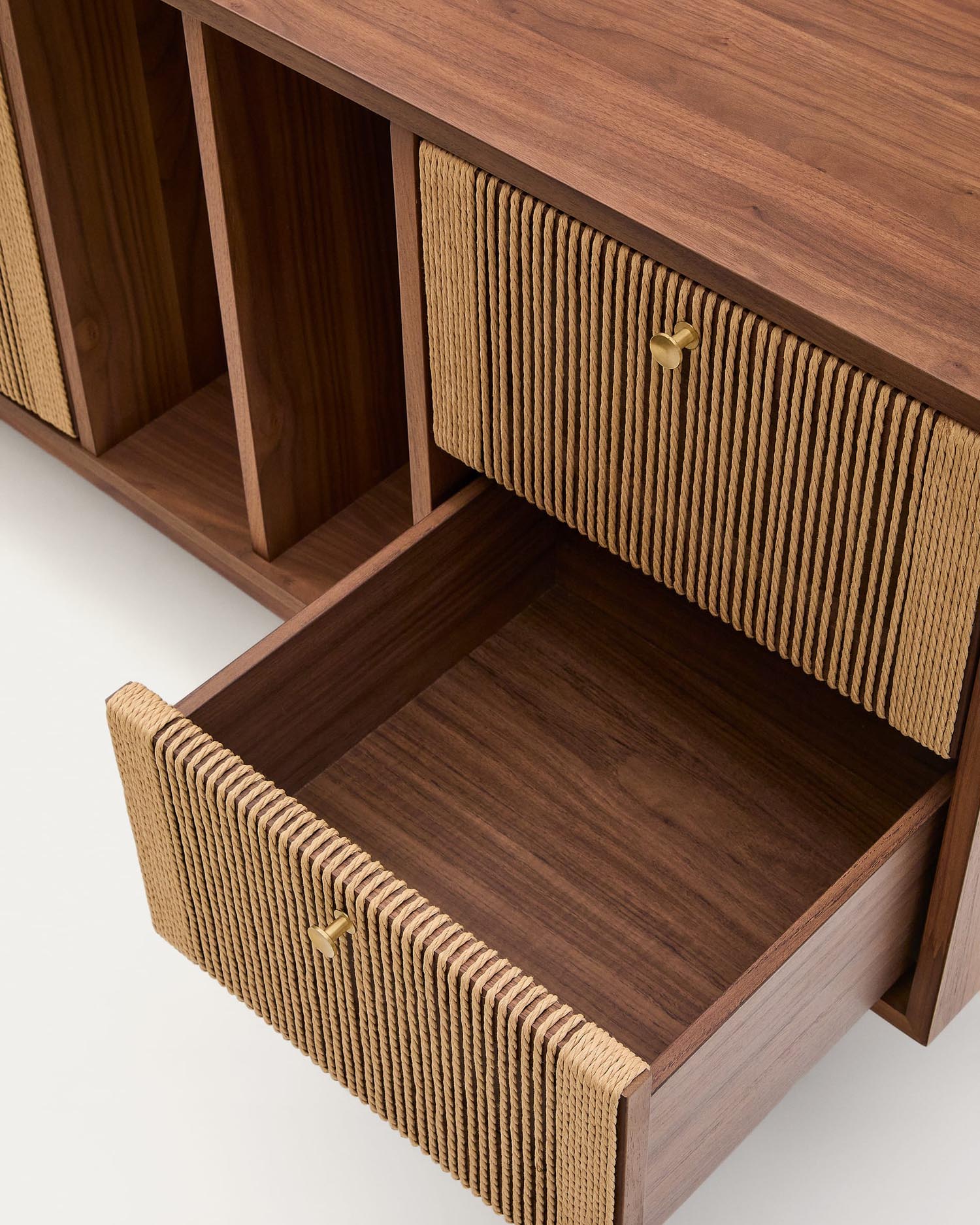 Elegantes Sideboard Elan aus massivem Nussholz und Furnier, mit 2 Türen und 2 Schubladen. Nachhaltig, stilvoll und vielseitig, 180x73cm.