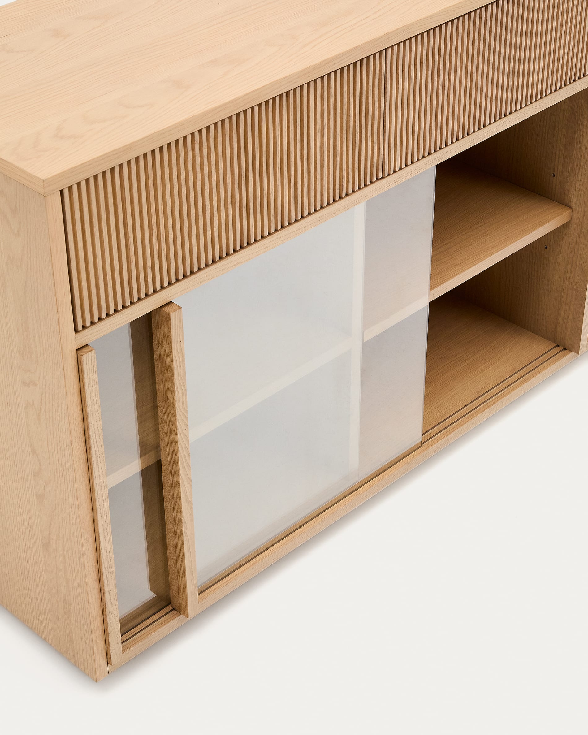 Modernes Sideboard Helvine mit 4 Türen und 4 Schubladen aus Eichenfurnier und Glas. Ideal für eleganten Stauraum und natürliche Wohnakzente.