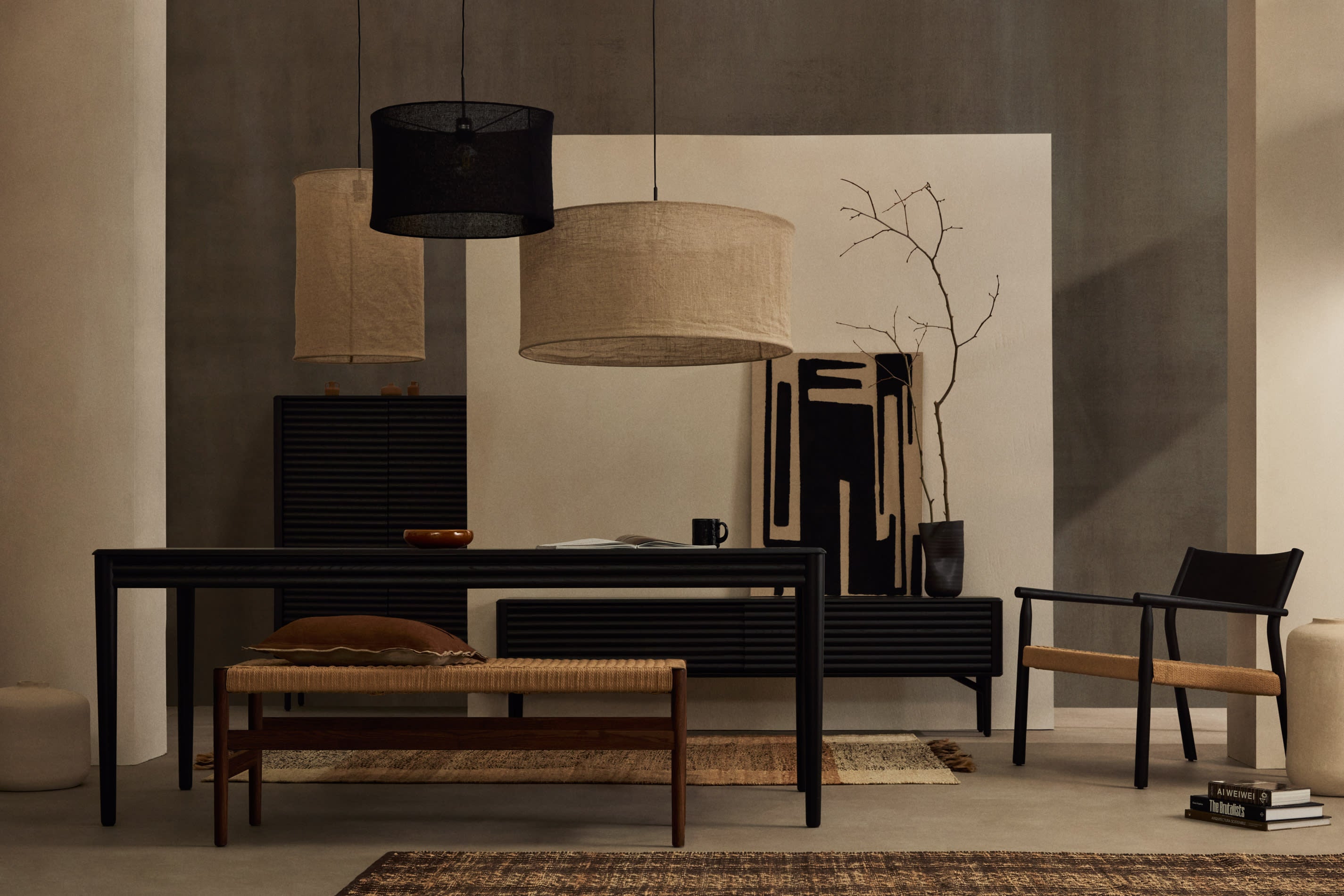 Elegantes Highboard Lenon aus schwarzem Eichenfurnier und Massivholz, 4 Türen, 104,5x144 cm, FSC-zertifiziert, von Kave Home.