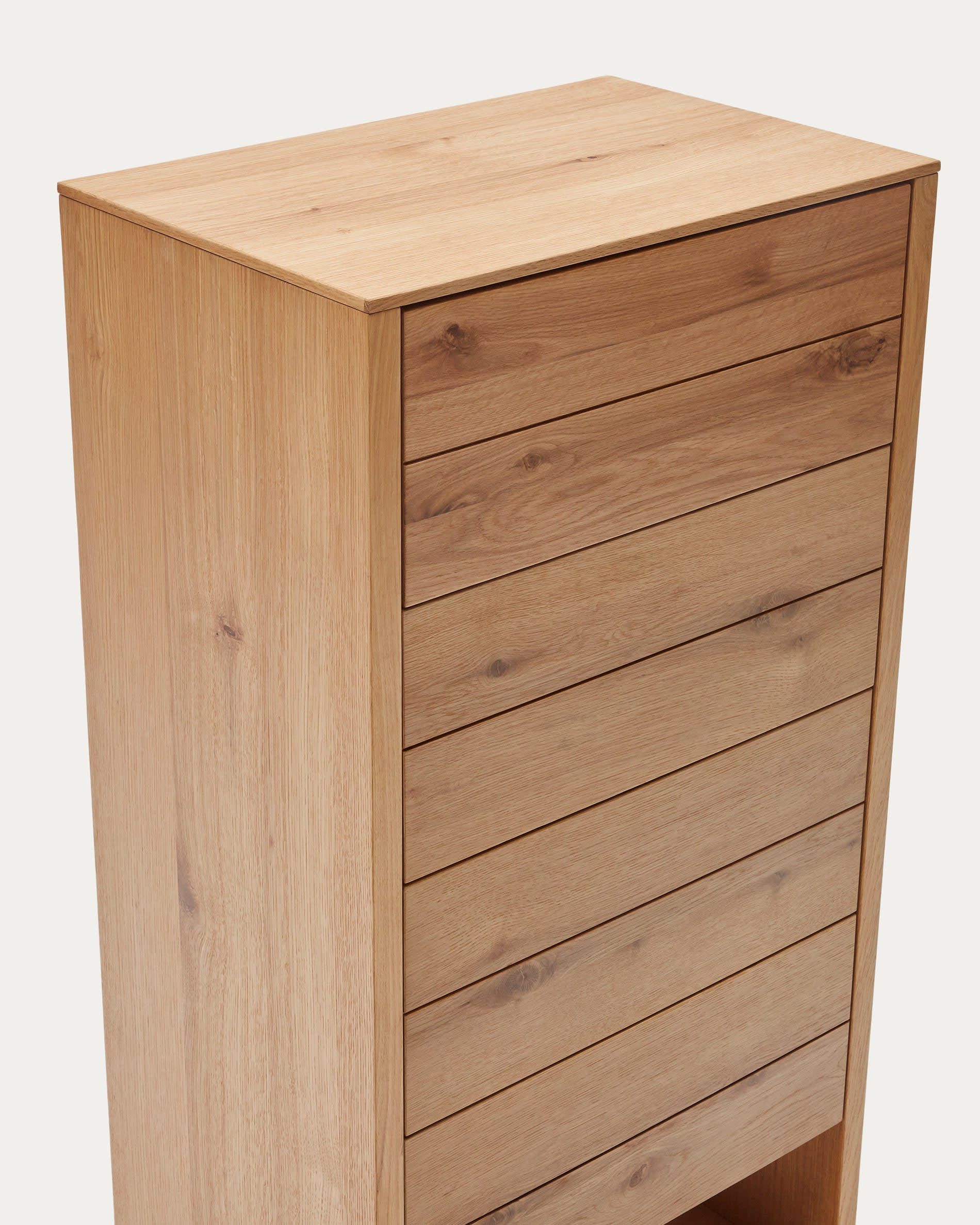 Die Alguema Kommode von Kave Home vereint elegantes Design und praktischen Stauraum mit 4 sanft gleitenden Schubladen aus hochwertigem Eichenfurnier.