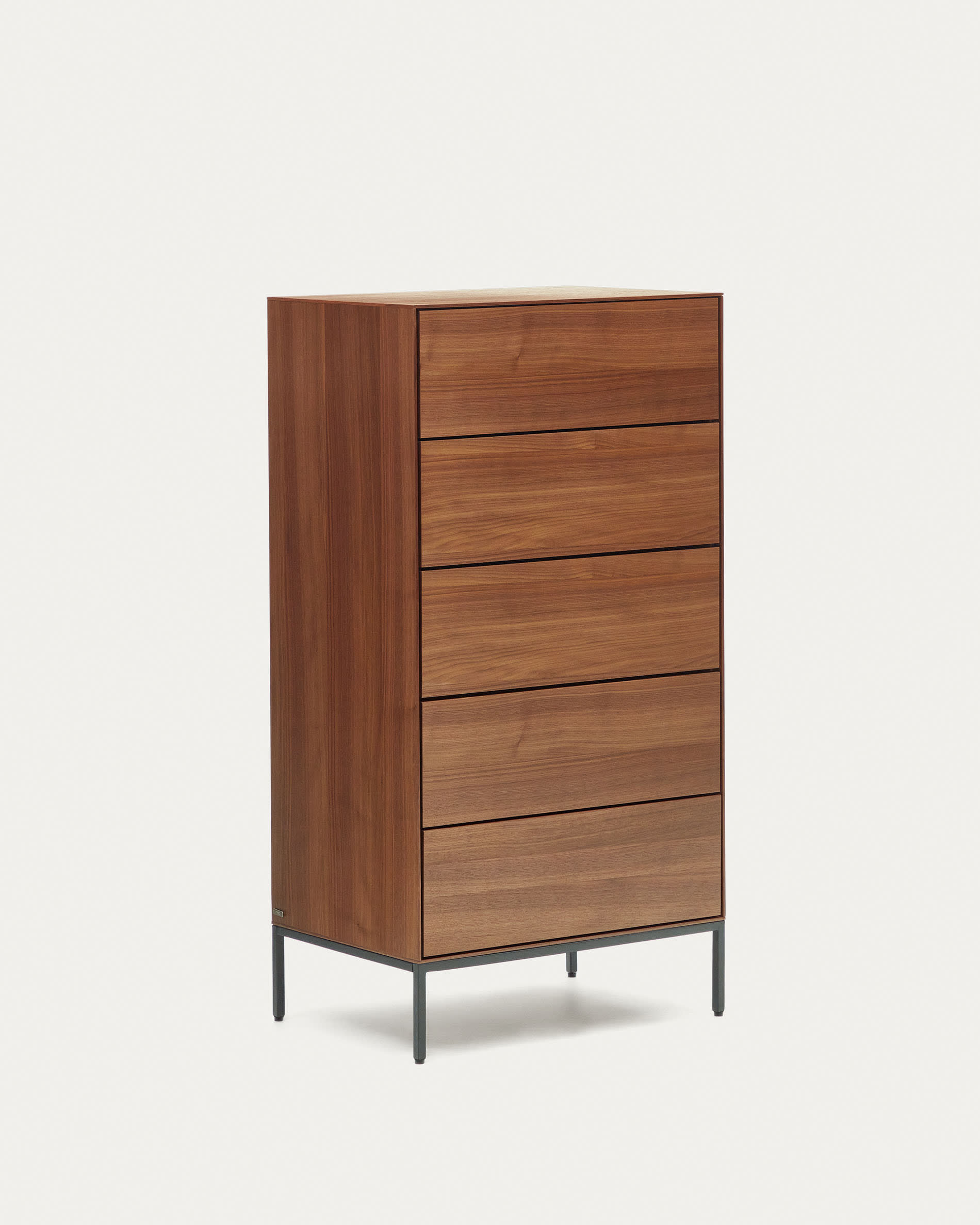 Die Vedrana Kommode kombiniert elegantes Nussholzfurnier mit robusten schwarzen Stahlbeinen und bietet 5 geräumige Schubladen.