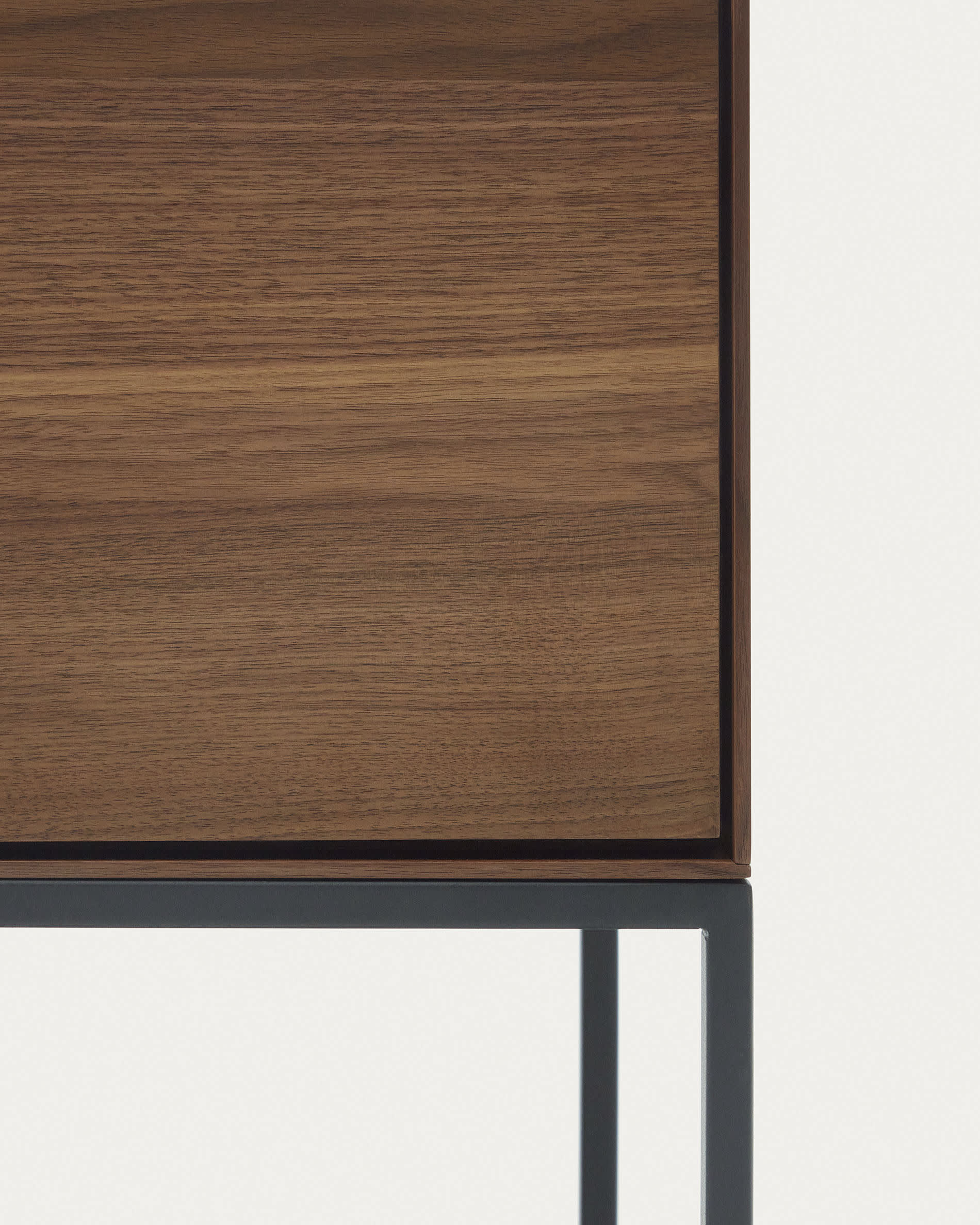 Das Vedrana Highboard kombiniert edles Nussholzfurnier mit stabilen Stahlbeinen und bietet eleganten Stauraum für eine stilvolle Wohnatmosphäre.
