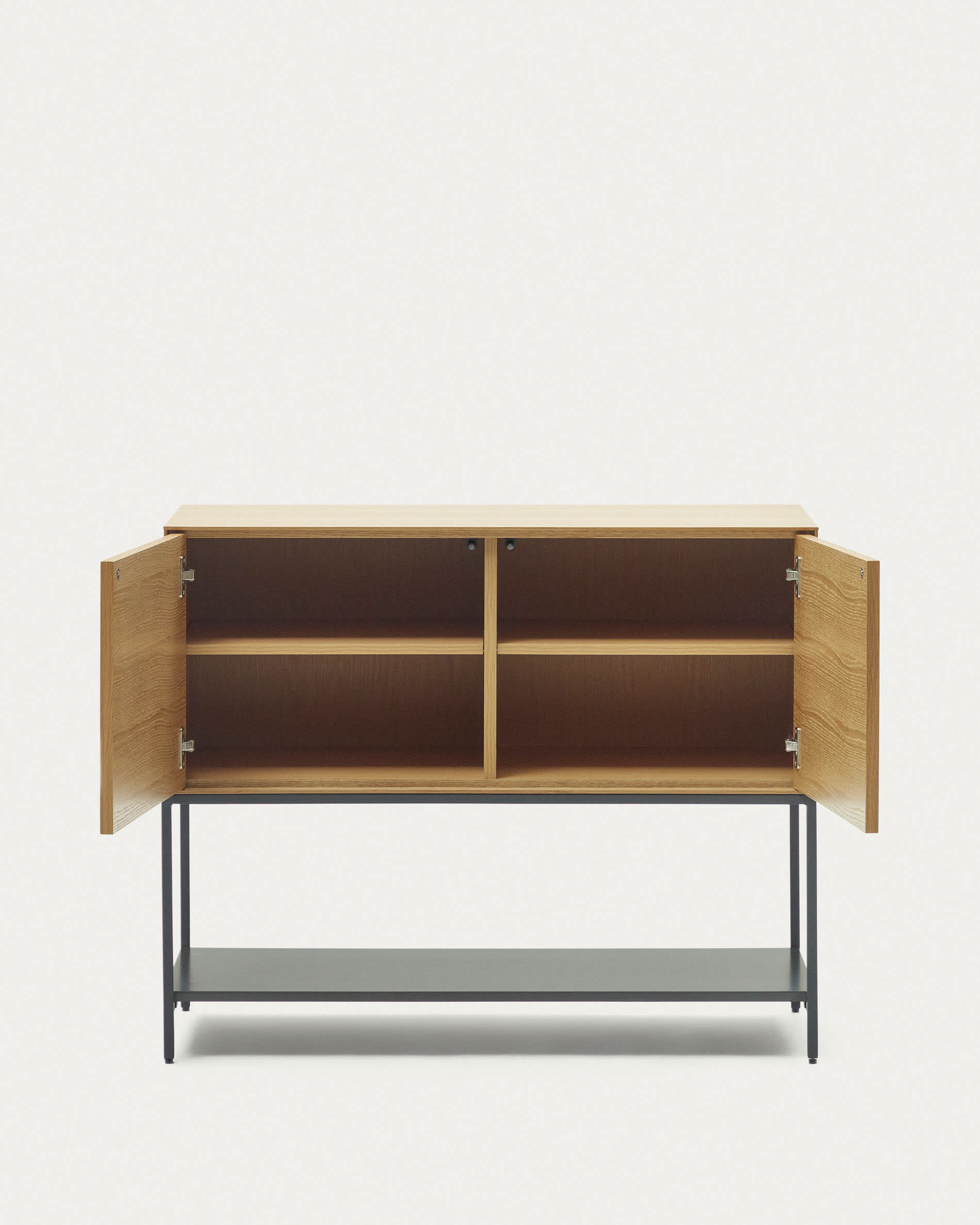 Die Vedrana Kommode kombiniert Eichenfurnier und schwarze Stahlbeine für moderne Eleganz und praktische Aufbewahrung, 97,5 x 80 cm.