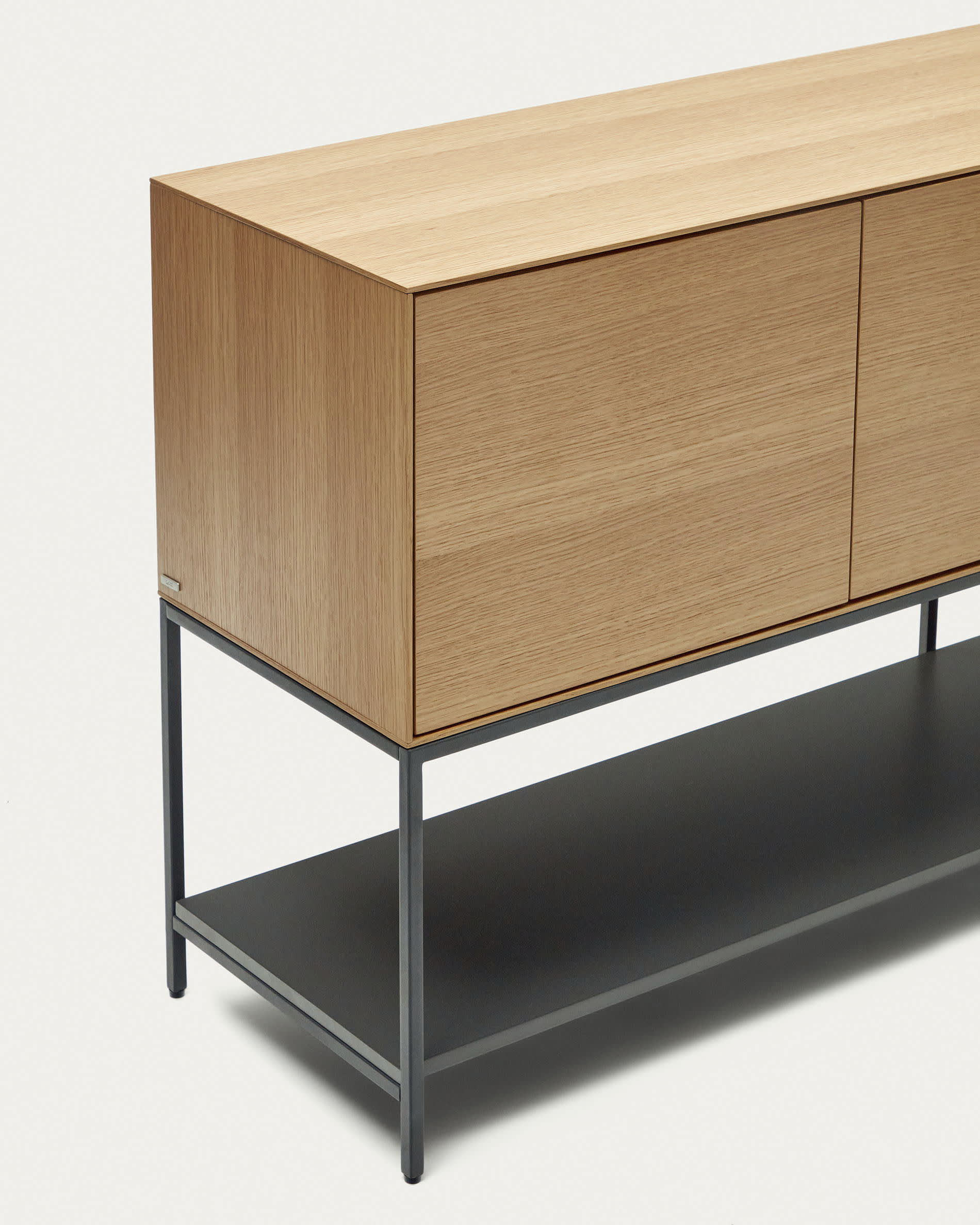 Die Vedrana Kommode von Kave Home vereint stilvolles Eichenfurnier mit robusten Stahlbeinen in Schwarz. Perfekt für eleganten Stauraum.