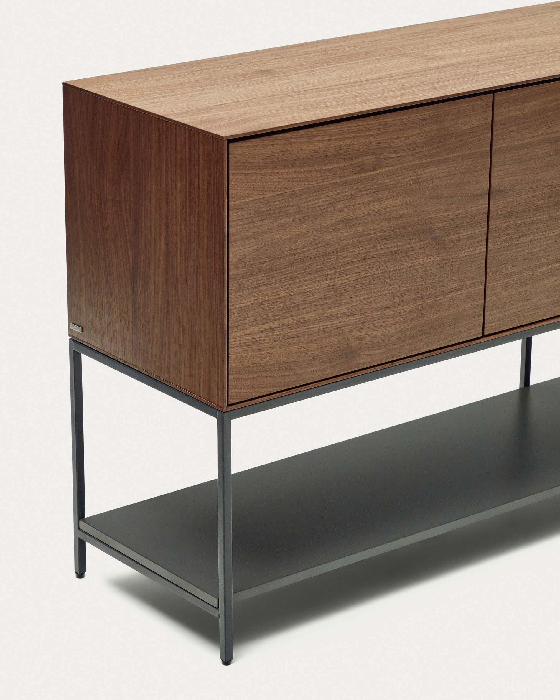 Das Vedrana Sideboard vereint elegantes Nussholzfurnier mit robusten Stahlbeinen in Schwarz und bietet praktischen Stauraum für Ihr Zuhause.
