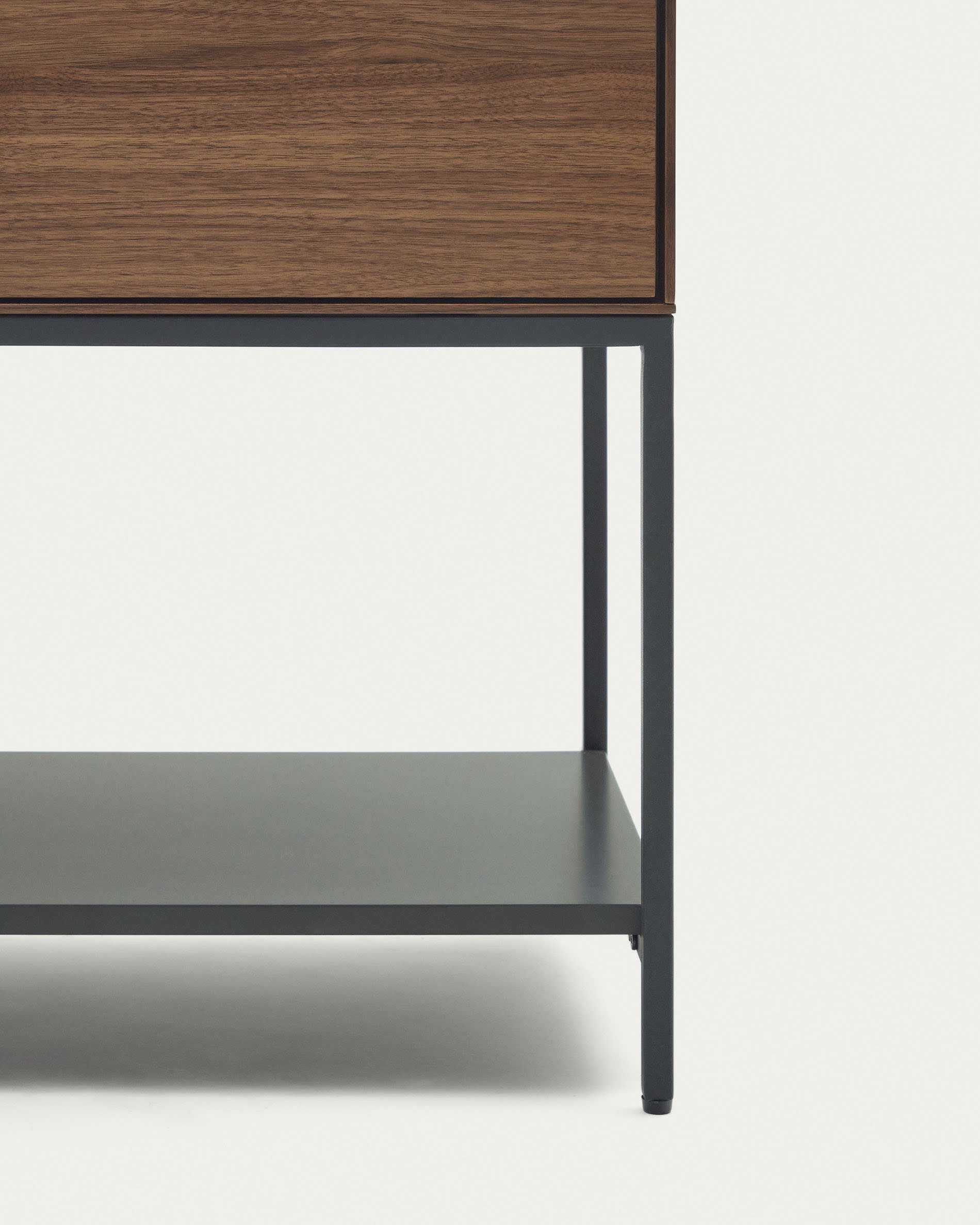 Das Vedrana Sideboard kombiniert stilvolles Nussholzfurnier mit modernen schwarzen Stahlbeinen und bietet großzügigen Stauraum für Ihre Wohnräume.