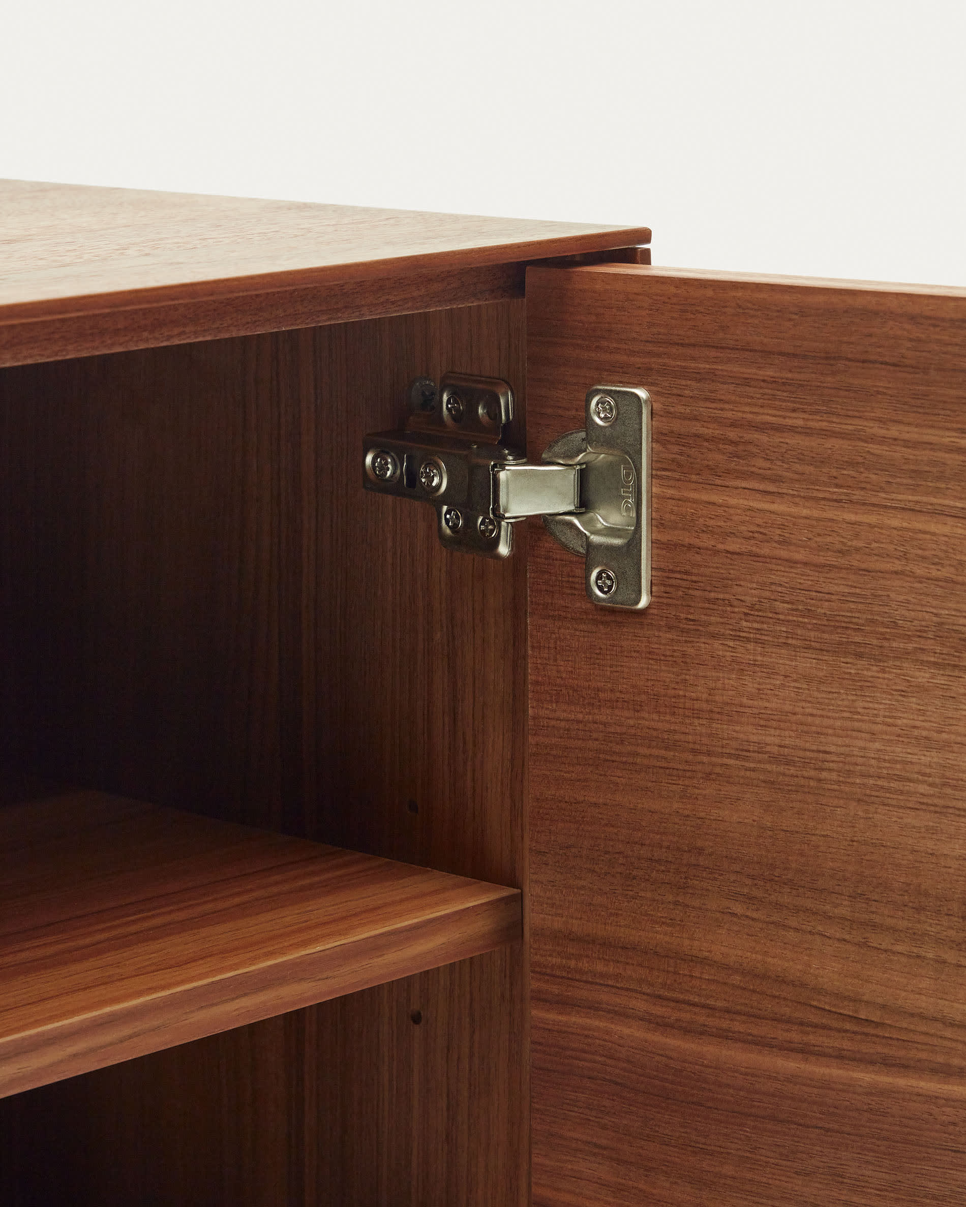 Elegantes Vedrana Sideboard mit zwei Türen aus Nussholzfurnier und stabilen schwarzen Stahlbeinen, ideal für stilvolle Wohnräume.