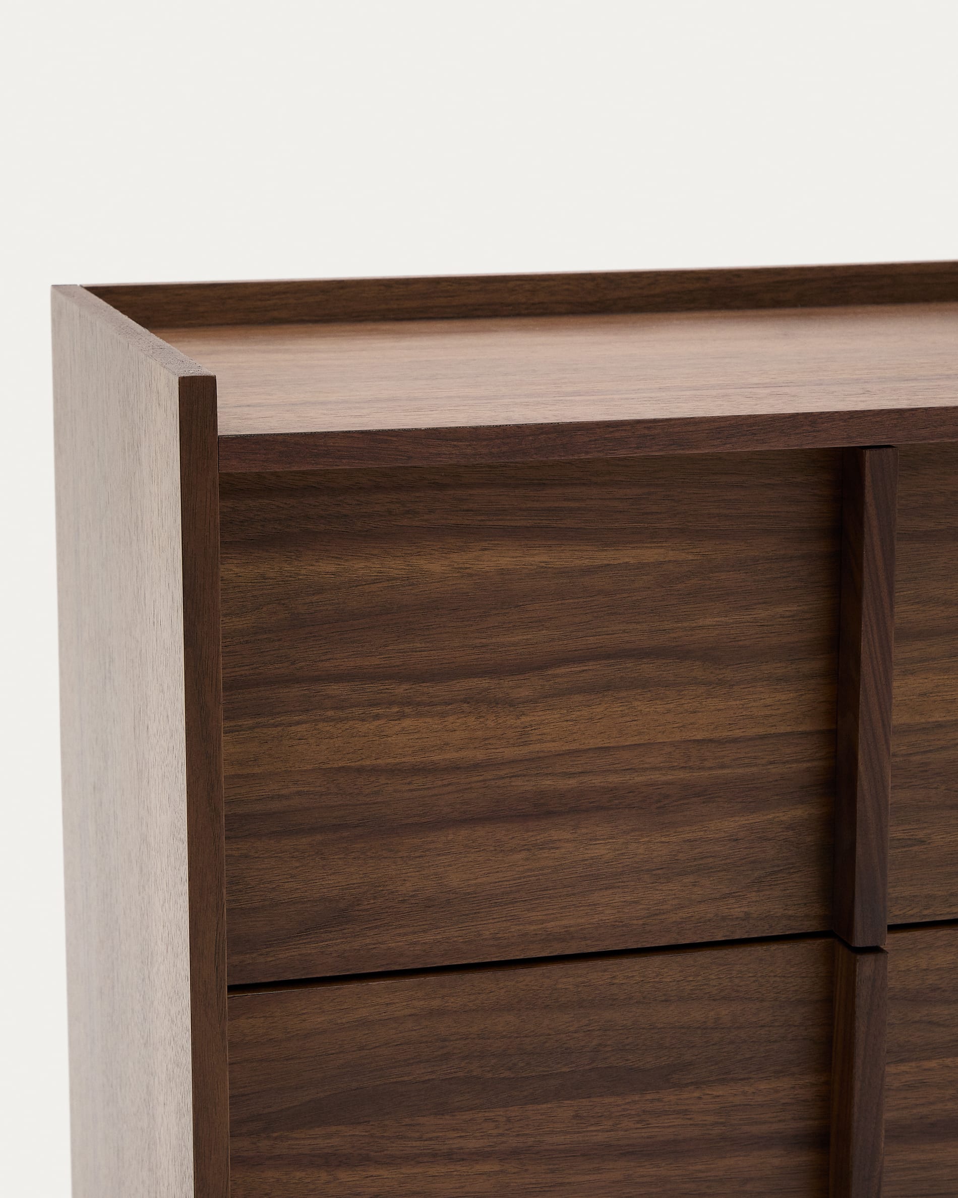 Moderne Kommode Onix 3 von Kave Home: 100 x 78 cm, aus dunklem Walnussfurnier, 3 geräumige Schubladen, FSC-zertifiziert – ideal für jeden Raum.