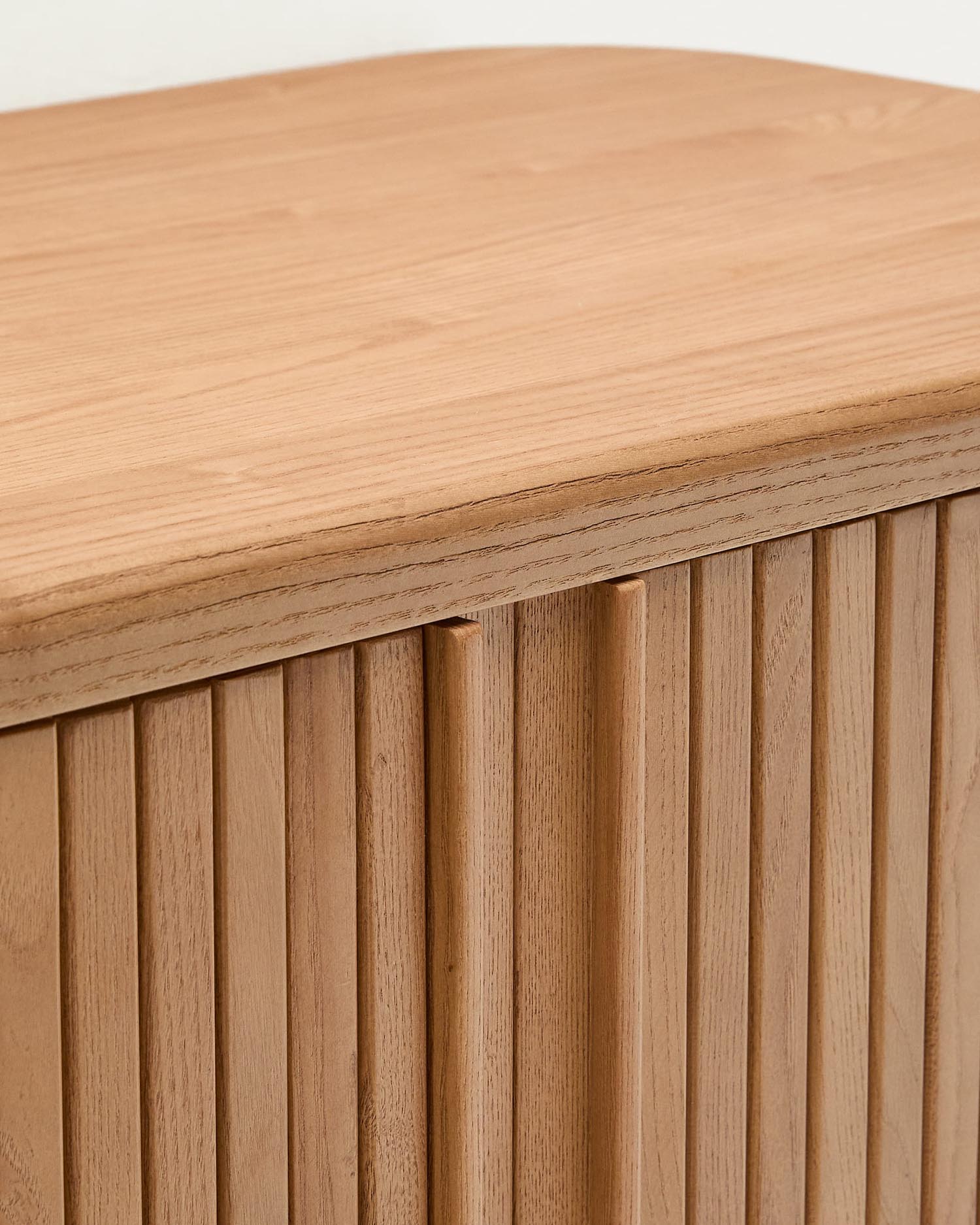Eleganter Wandschrank Mailen aus hochwertigem Eschenfurnier, naturfarbenes Finish, 90 x 45 cm, perfekt für modernes Badezimmerdesign.