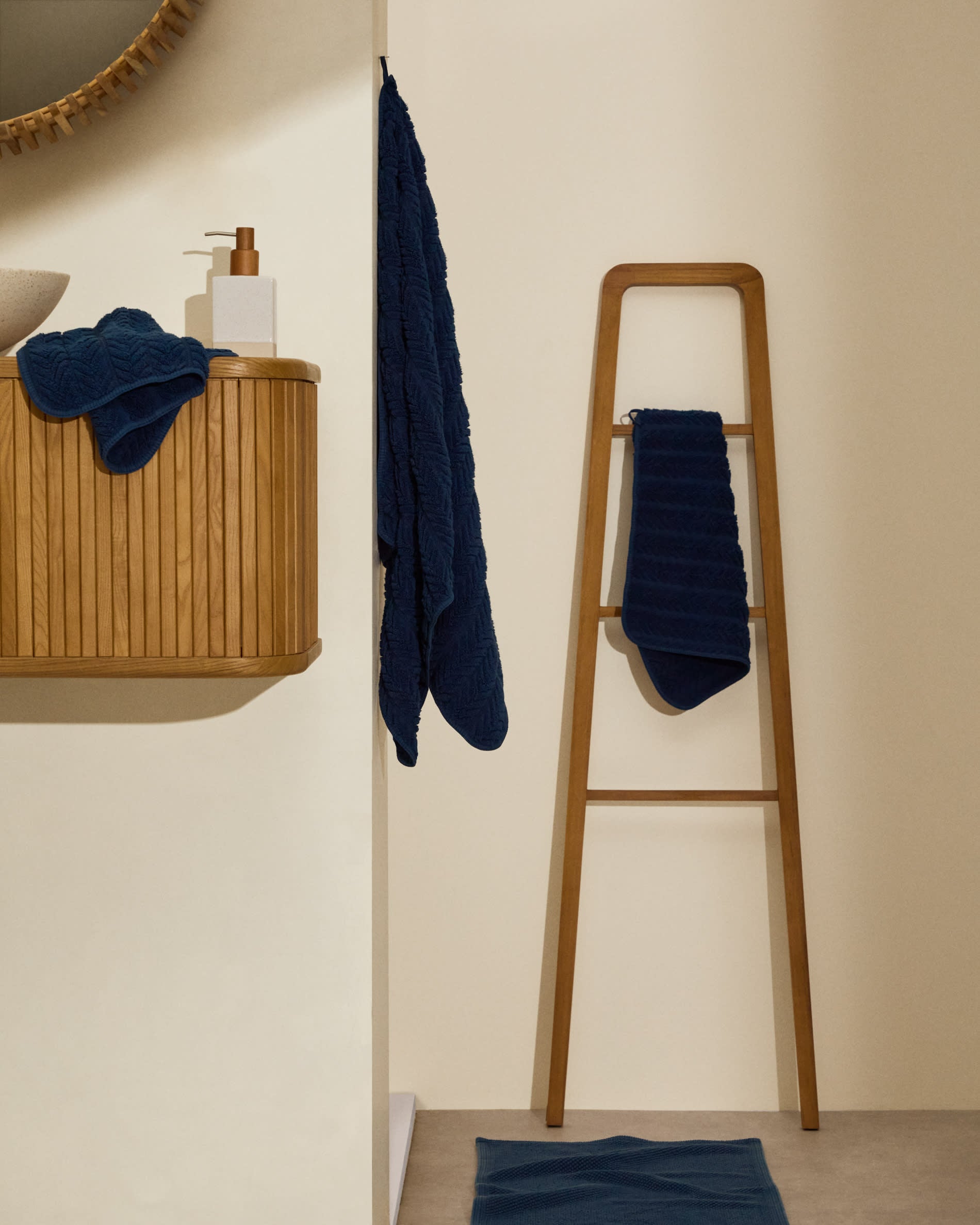 Moderner Wandschrank aus hochwertigem Eschenfurnier, naturfarben, 90 x 45 cm, ideal für stilvolle Badezimmergestaltung von Kave Home.
