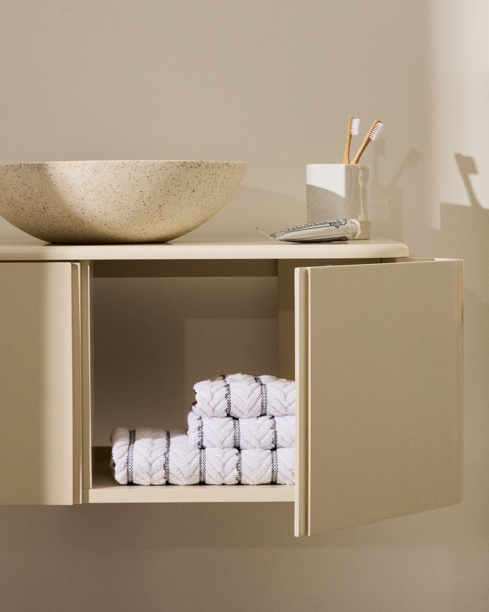 Das Badezimmermöbel Salaya von Kave Home, 90x45 cm, aus Eschenschichtholz mit beiger Lackierung, vereint Stil und Funktionalität.