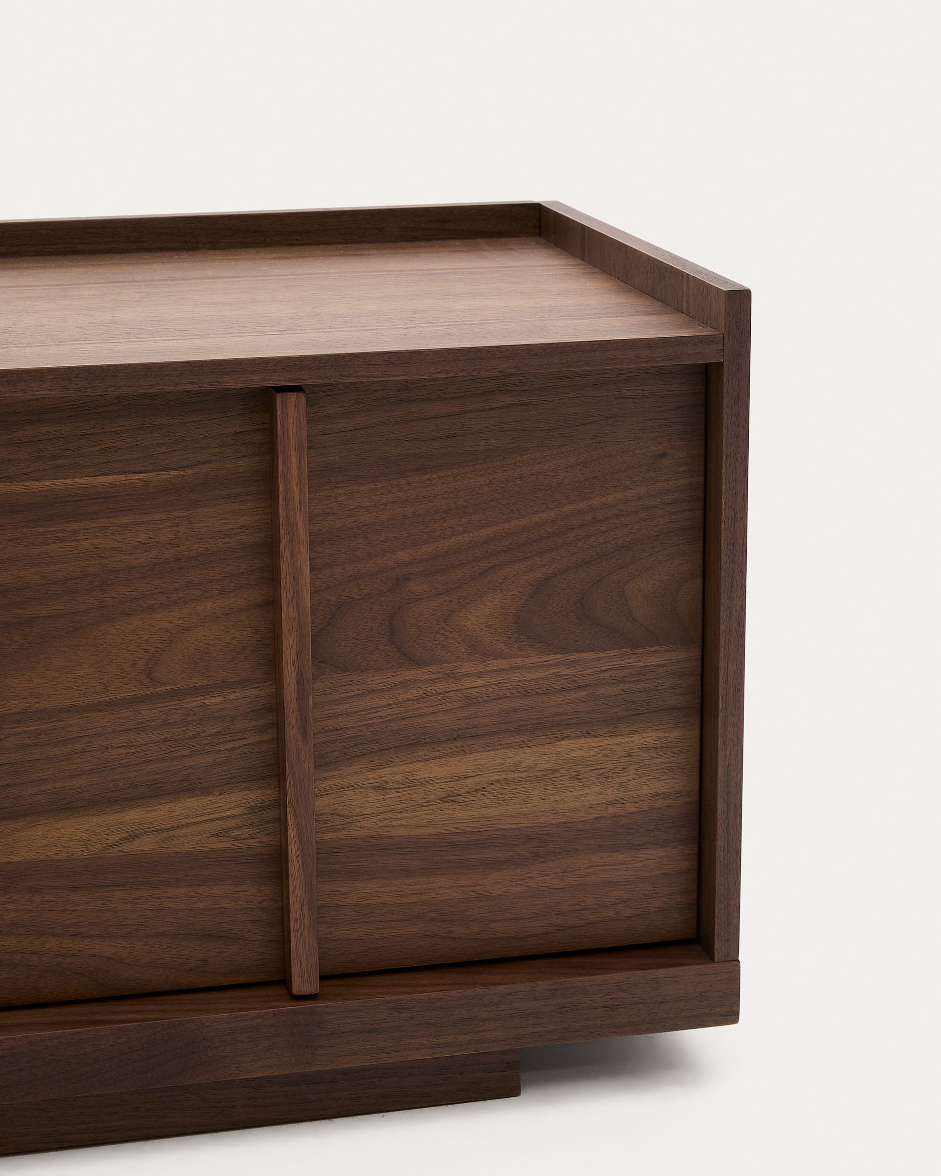 Elegantes TV-Möbel Onix aus hochwertigem Walnussfurnier mit dunklem Finish, 200 x 45 cm, ideal für modernes Wohndesign.