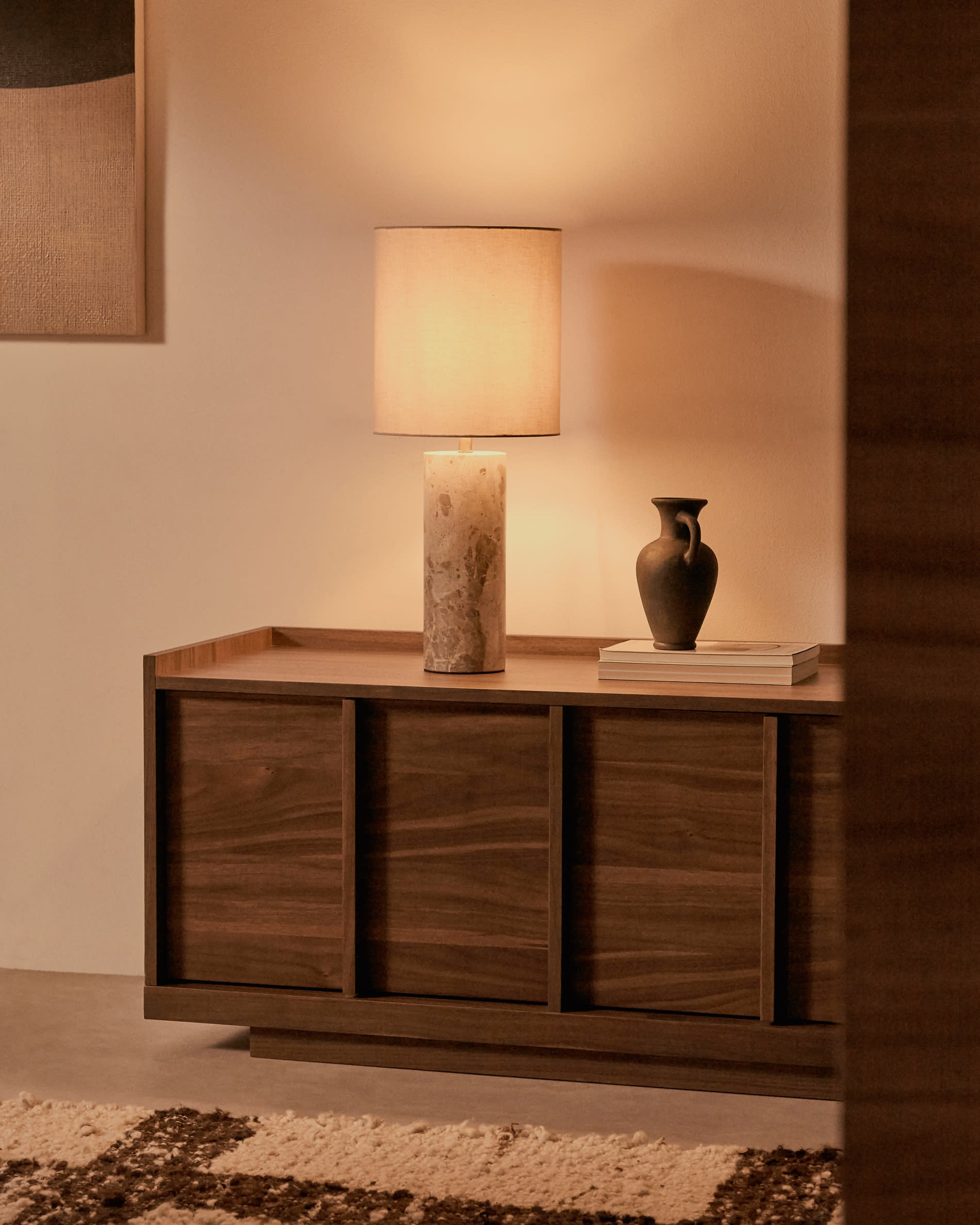 Elegantes TV-Möbel Onix in dunklem Walnussfurnier, 200 x 45 cm. FSC-zertifiziert, vereint Funktionalität und modernes Design.