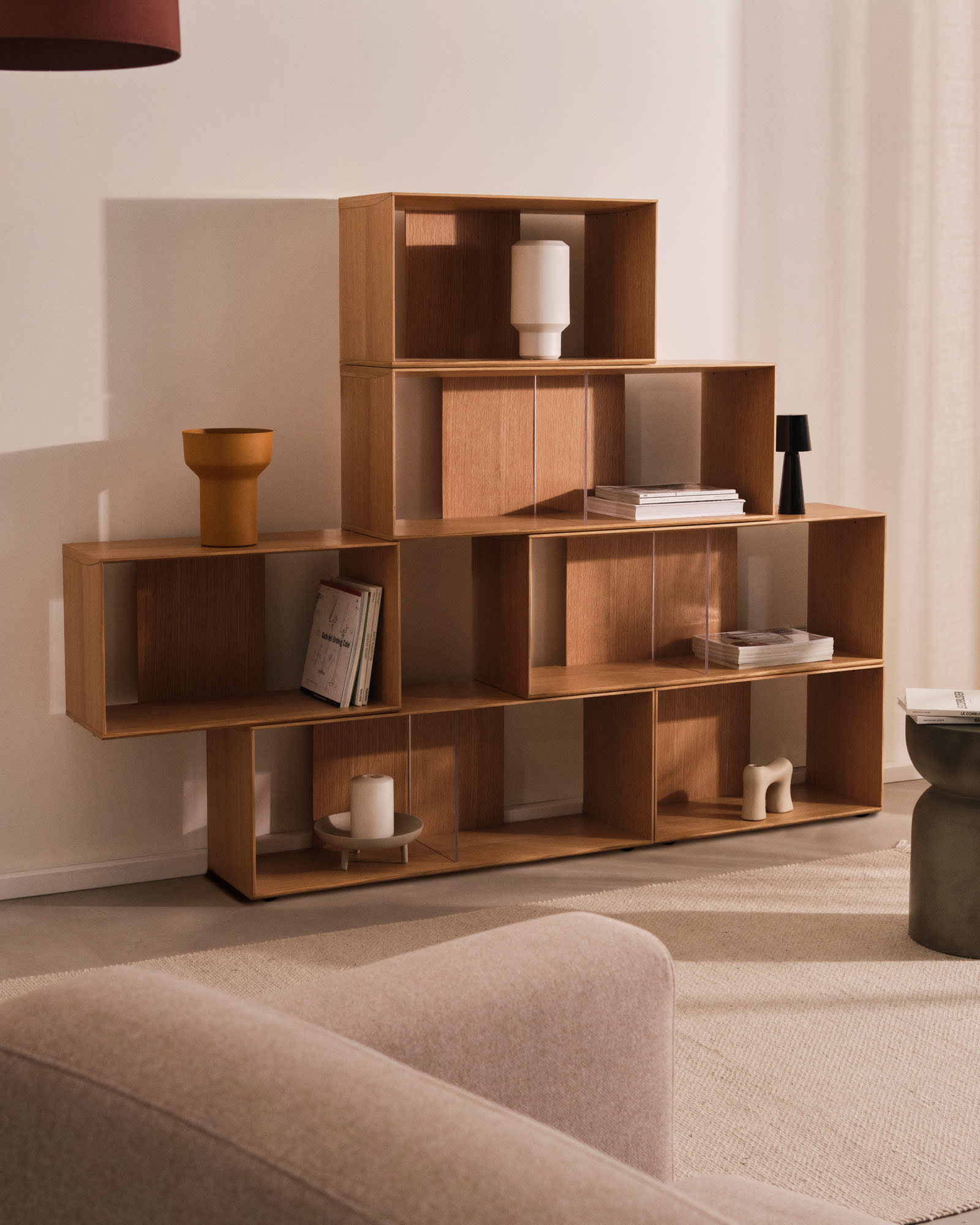 Das Litto Set besteht aus 9 modularen Regalen aus Eichenfurnier, ideal für stilvolle und flexible Aufbewahrung in jedem Raum.