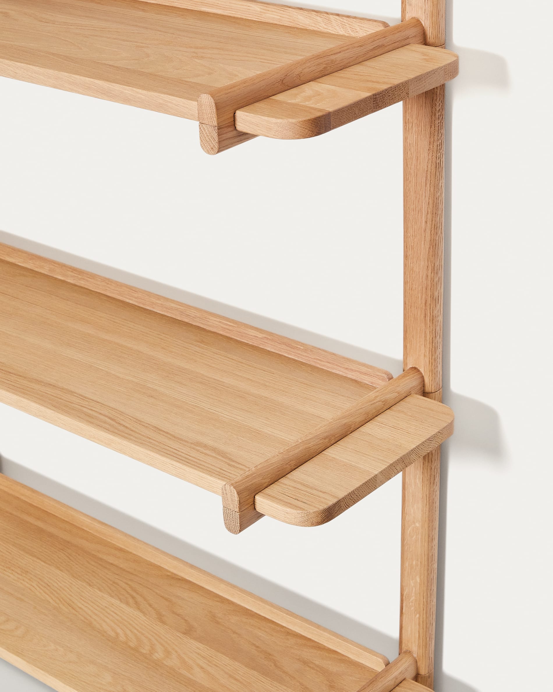 Entdecke das Sitra Regal von Kave Home: 6 flexible Regalbretter aus massivem Eichenholz, 110 cm breit, nachhaltig und stilvoll für jeden Raum.
