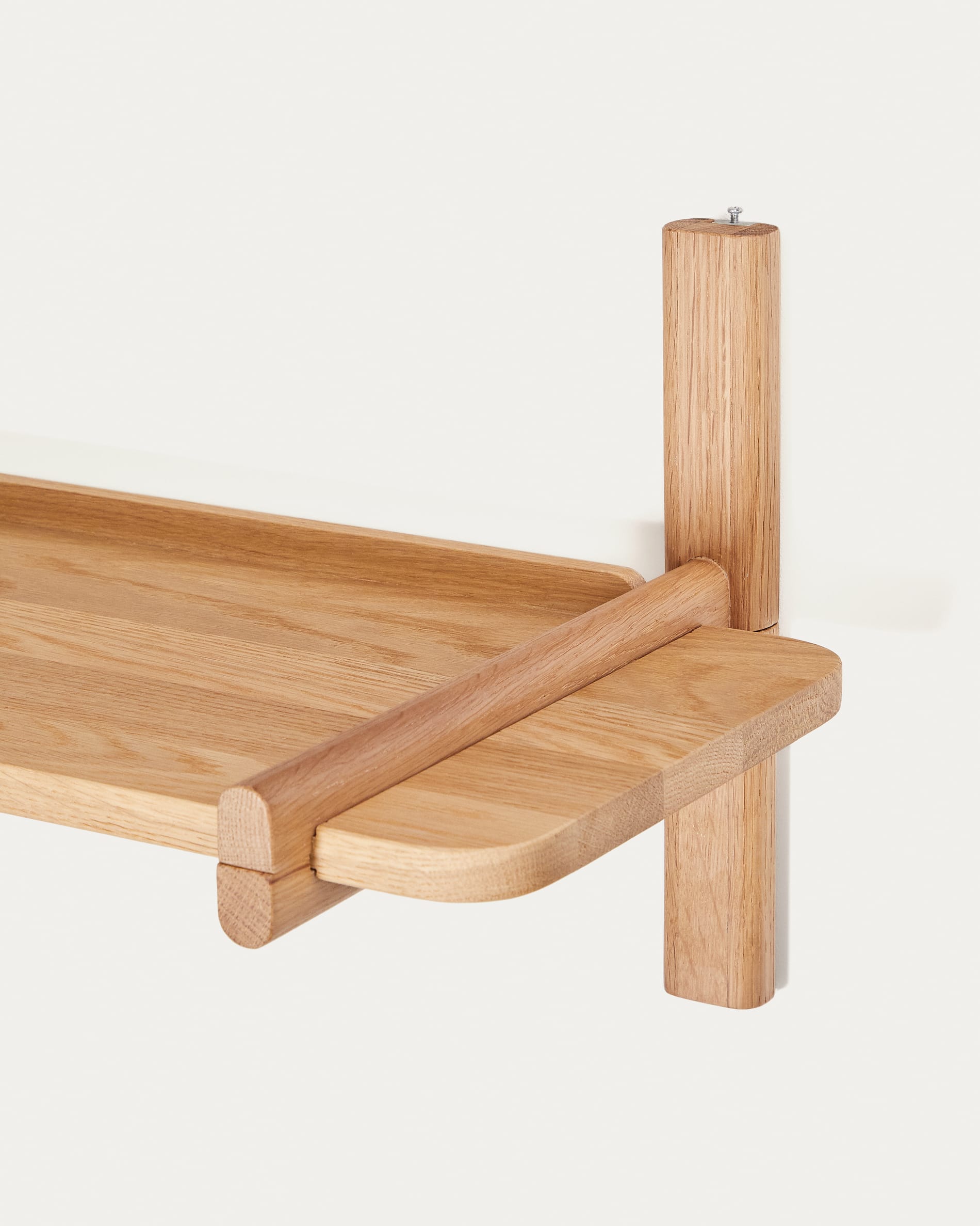 Entdecke das Sitra Regal von Kave Home: 90 cm, aus massivem Eichenholz, nachhaltig, flexibel und perfekt für jeden Raum.