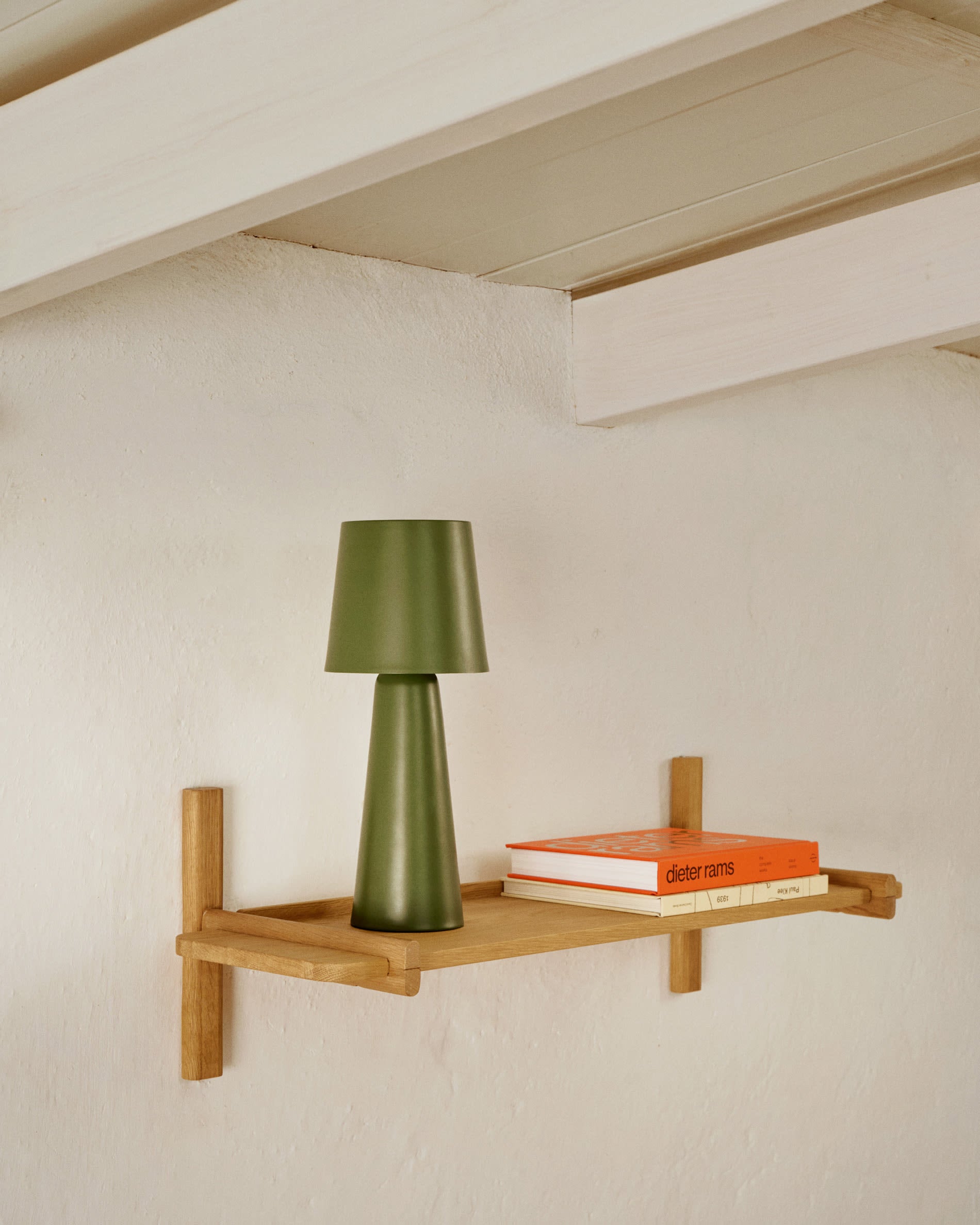 Modulares Sitra Regal mit einem Regalbrett aus FSC-zertifiziertem Eichenholz, 90 cm breit, natürliches Finish, von Kave Home.