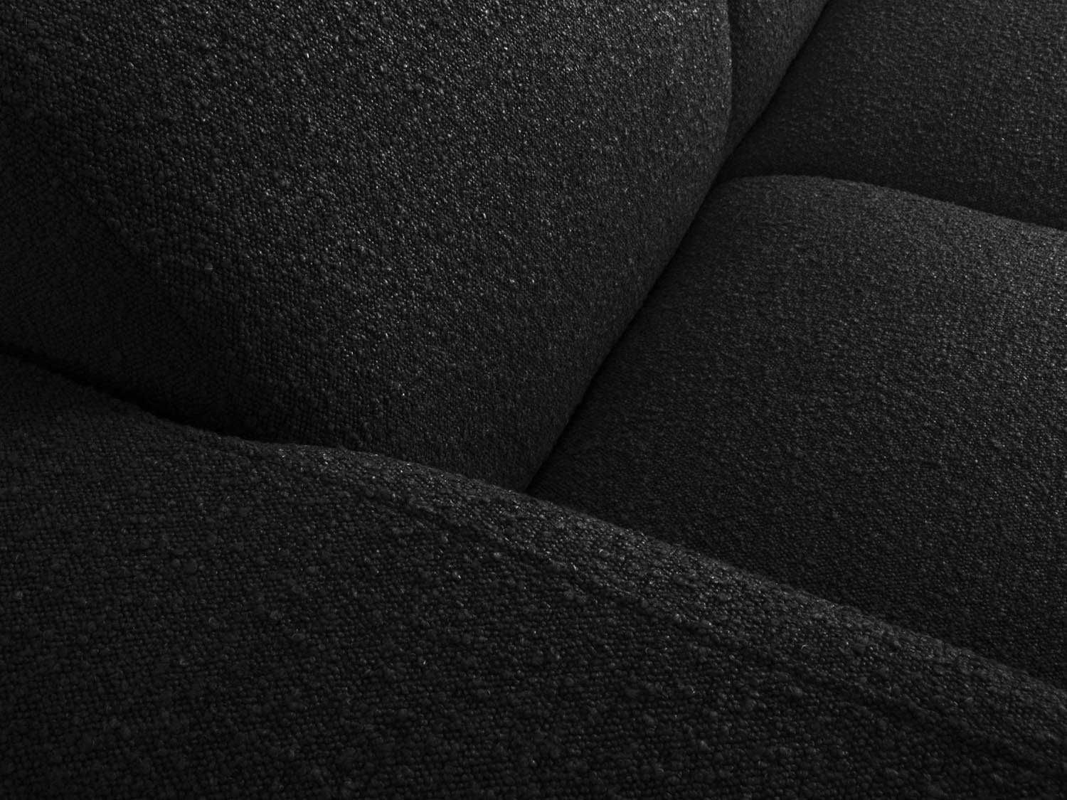 Elegantes 2-Sitzer Sofa Molino Boucle in edlem Schwarz, ideal für moderne Wohnräume und entspannte Stunden zu zweit.