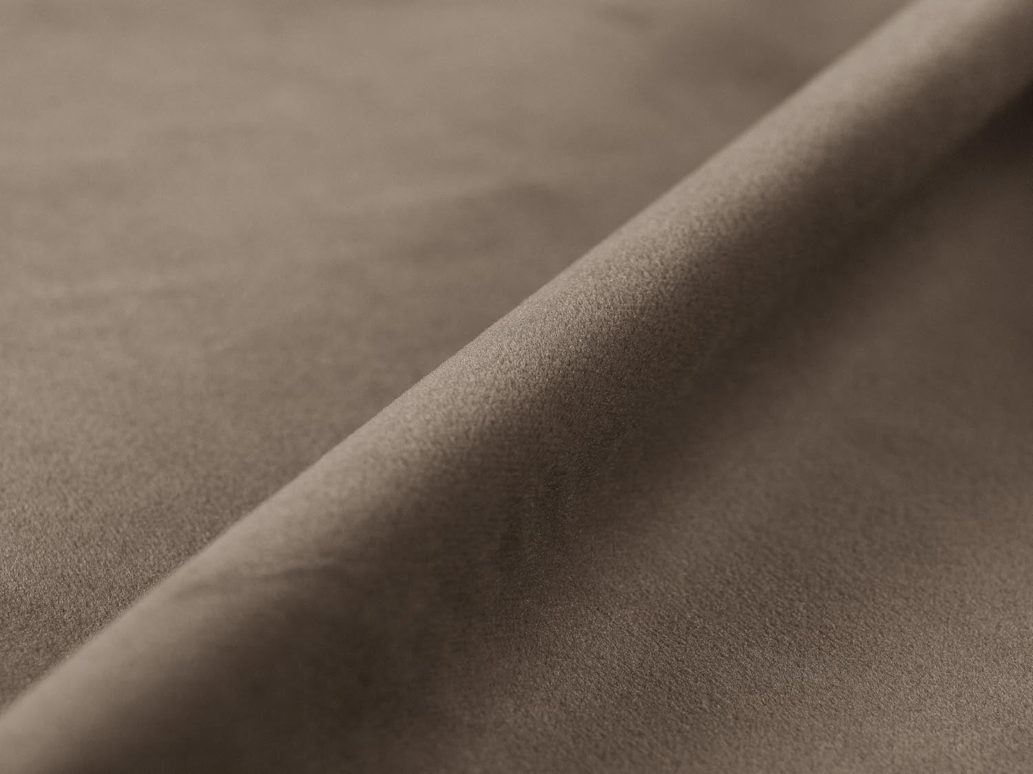 Elegantes 2-Sitzer Sofa Nuria aus weichem Velour in dezentem Grau, ideal für gemütliche Abende und stilvolle Einrichtung.
