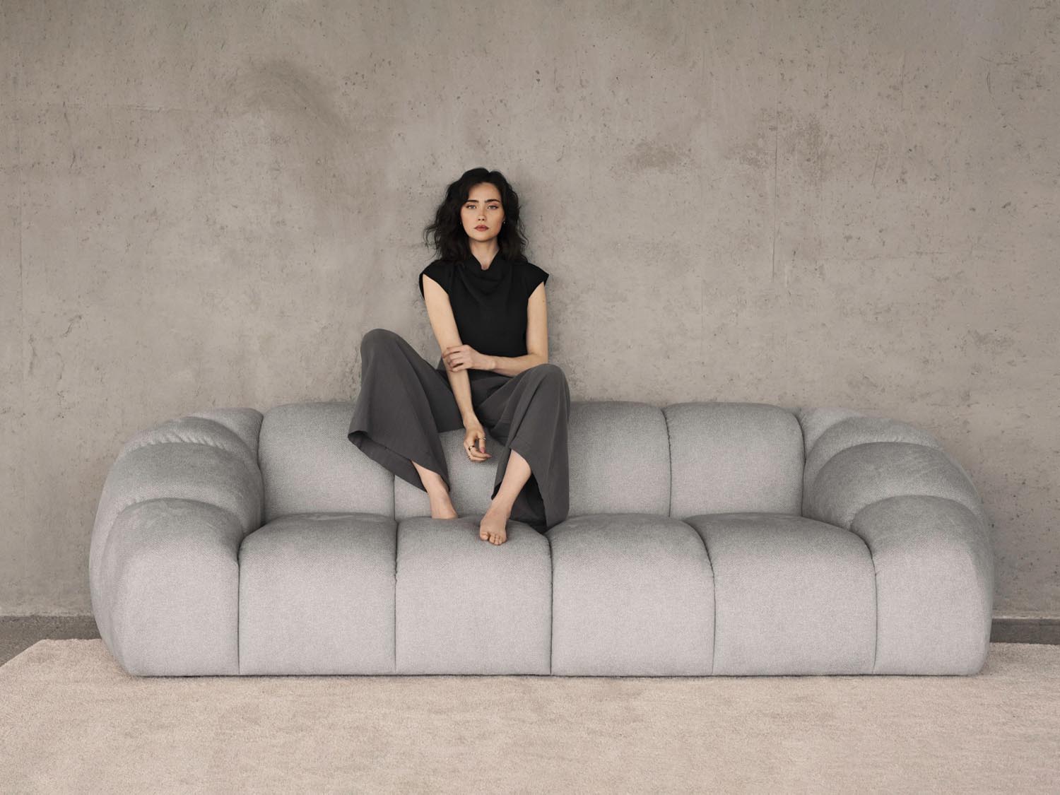 Elegantes Diana Ecksofa links in warmem Terracotta, ideal für stilvolle Wohnräume. Komfortabler 4-Sitzer von Micadoni.