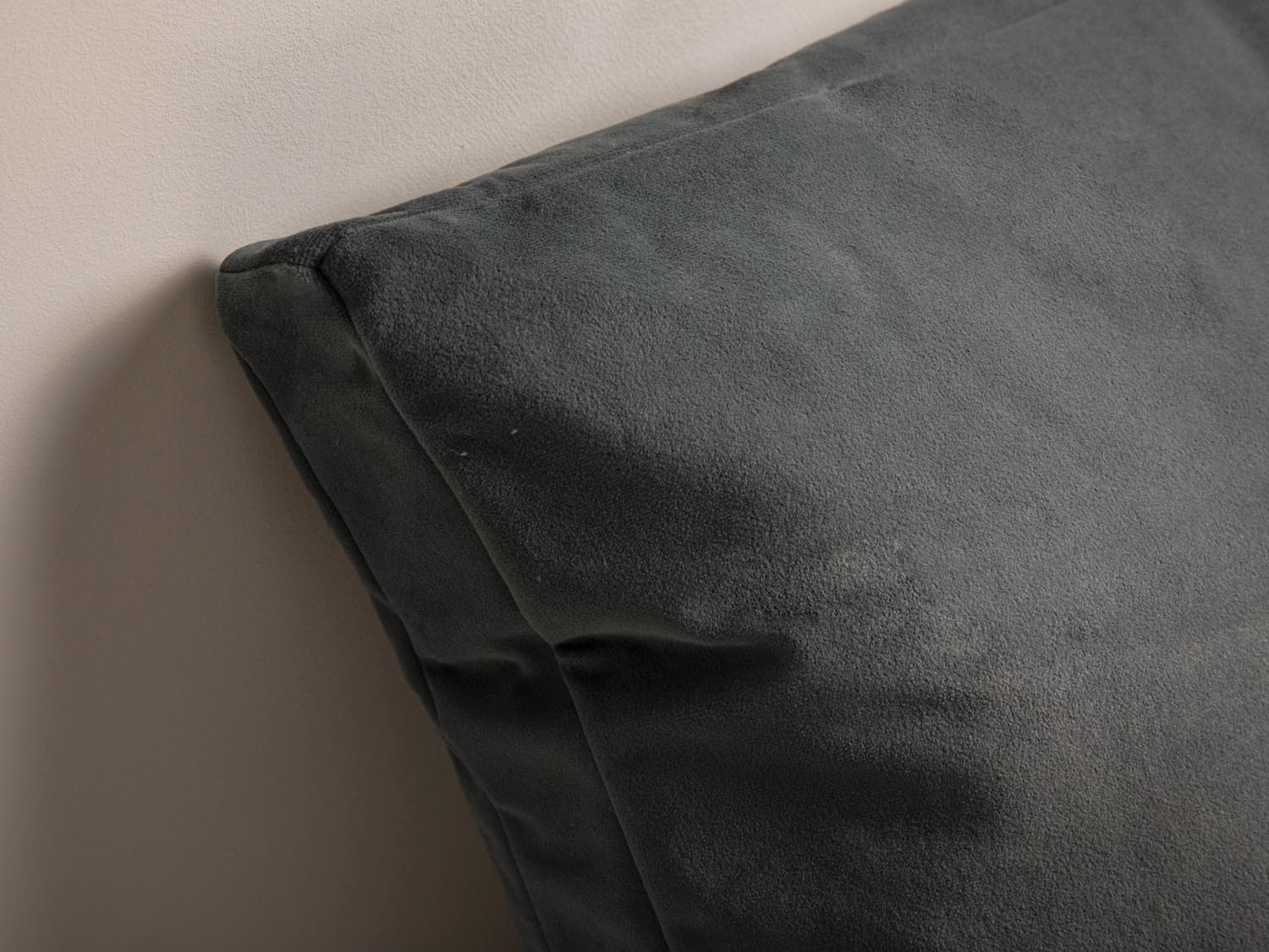 Stylisches Dekokissen aus weichem Velours mit Streifenmuster in eleganten Grautönen, perfekt für ein modernes Wohnambiente.