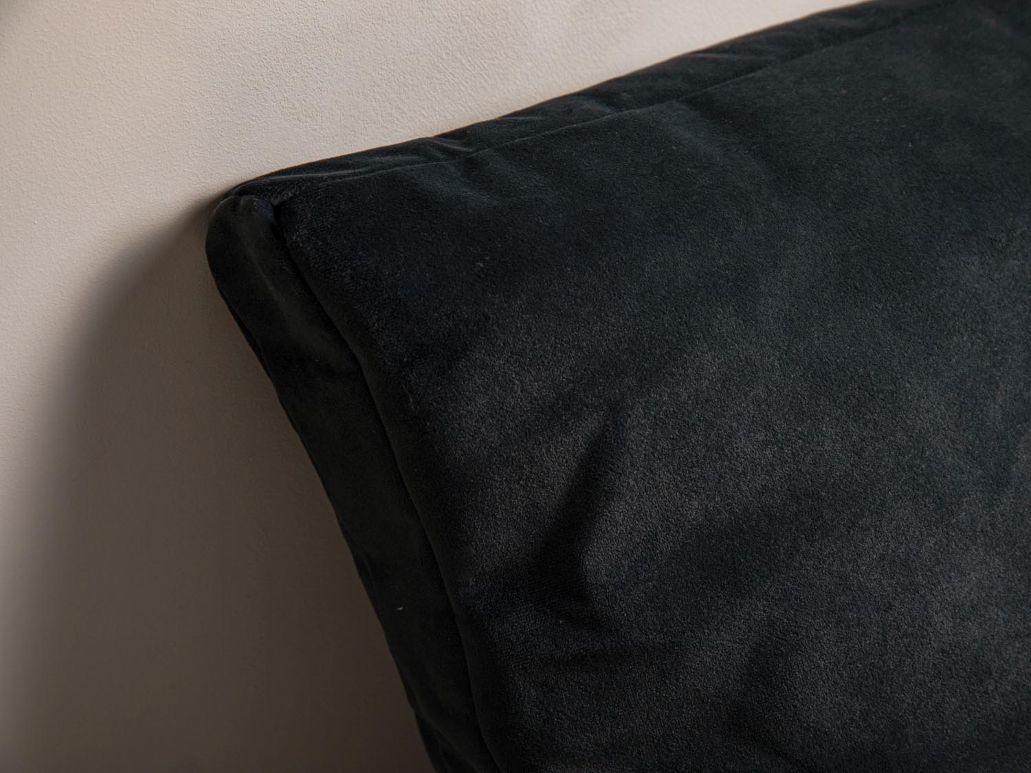 Stilvolles Mono Velour Dekokissen in edlem Dunkelgrau von Micadoni, perfekt für moderne Interiors und als gemütliches Wohnaccessoire.