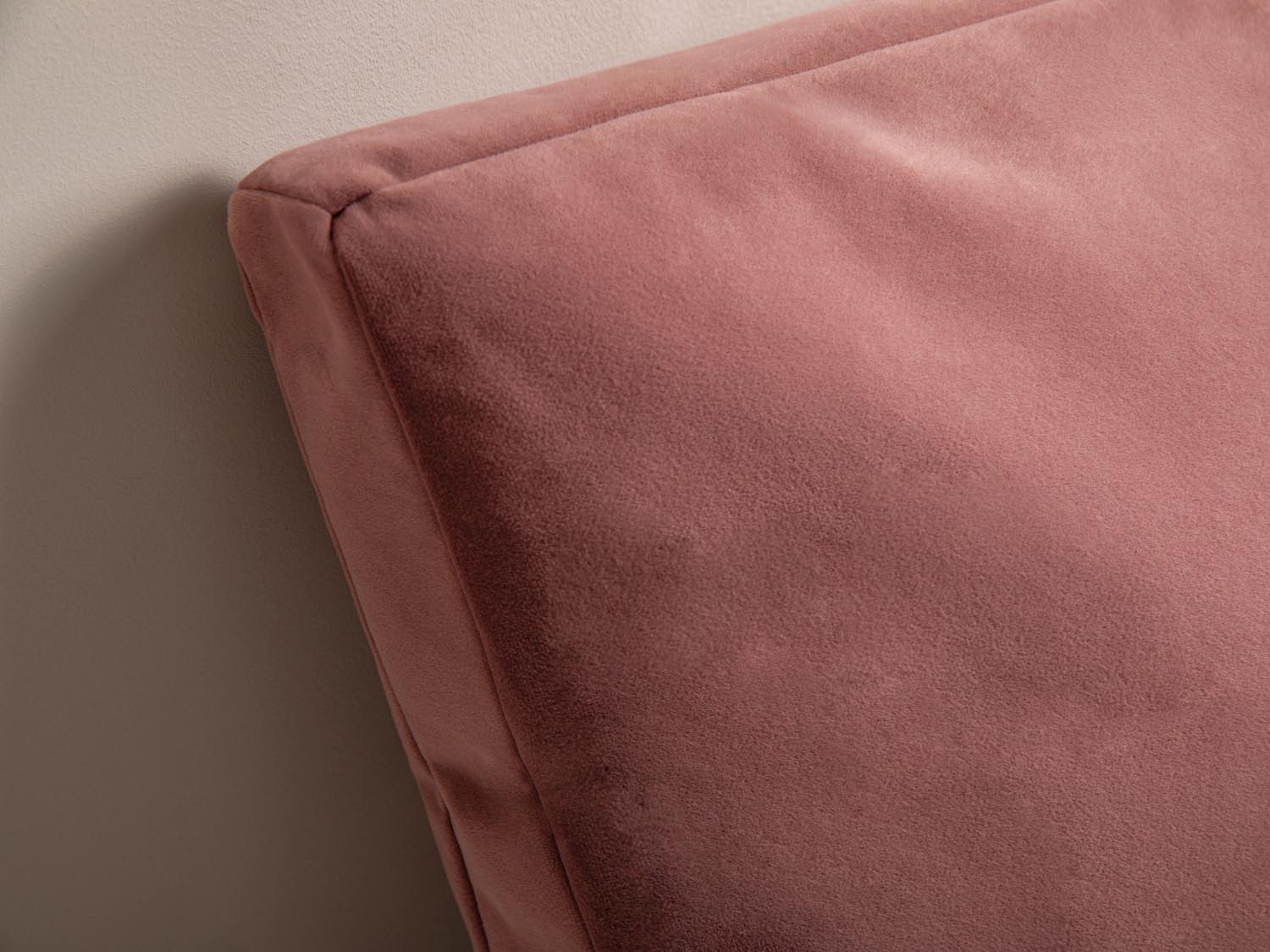 Stilvolles Mono Velour Kissen in zartem Rosa, perfekt für moderne Inneneinrichtungen. Weicher Samt von Micadoni sorgt für Gemütlichkeit.