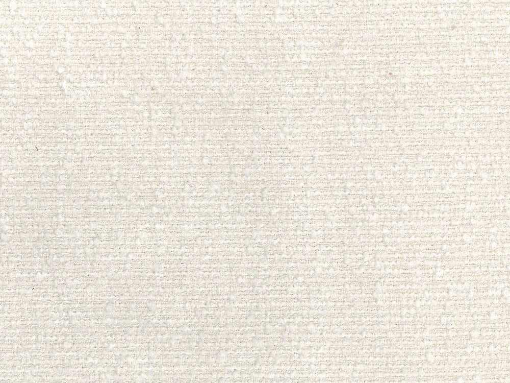 Stylischer 1-Sitzer Pouf Martina in zartem Ivory, perfekt für entspannte Momente und als stilvolles Wohnaccessoire.