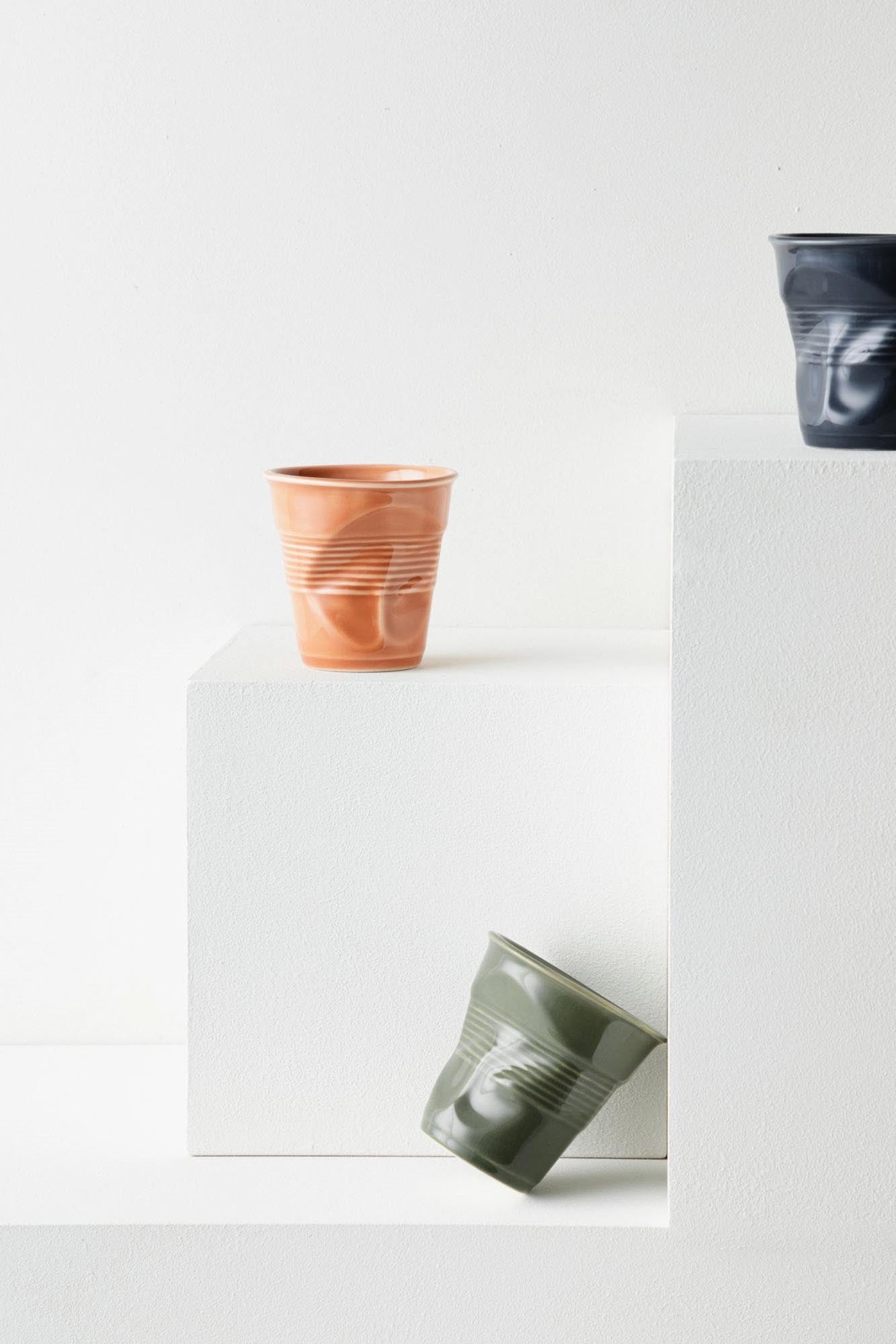 Eleganter Froisse Knitterbecher in tiefem Abyssblau, 8cl, ideal für aromatischen Espresso. Ein modernes Accessoire für Kaffeeliebhaber.