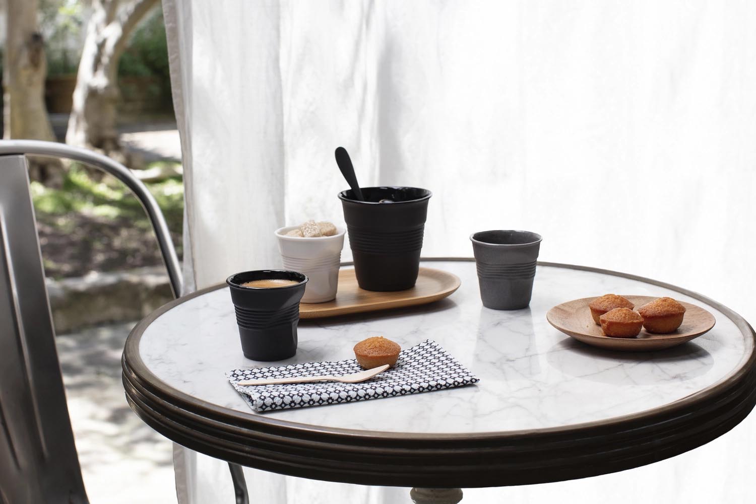 Eleganter Froisse Knitterbecher für Espresso, 8cl, in der erdigen Farbe verbrannte Erde – ideal für stilvolle Kaffeemomente.