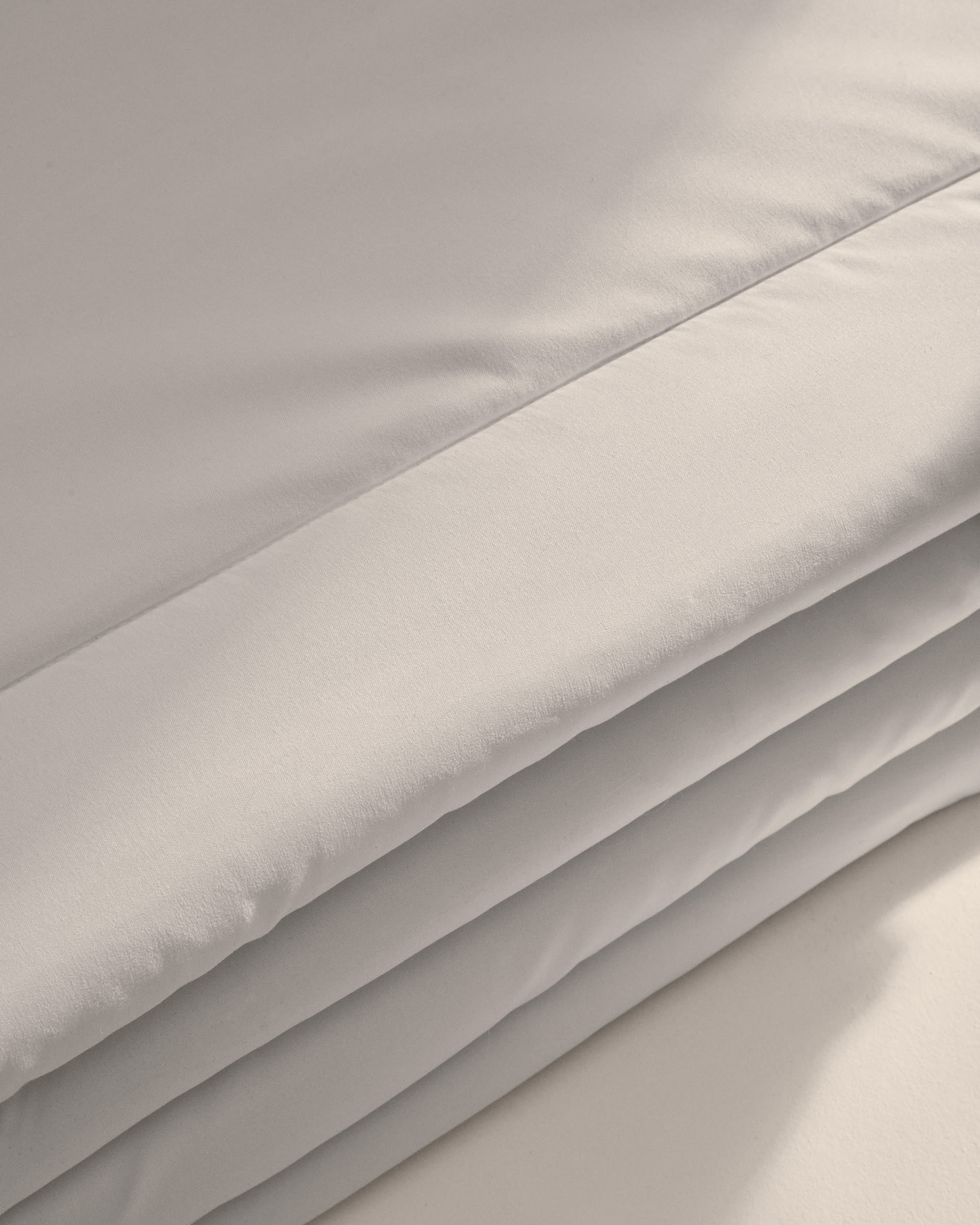 Steppdecke Atra, 70% Daunen, 30% Federn, ideal für 150/160 cm Betten, hergestellt in Spanien, von Kave Home.