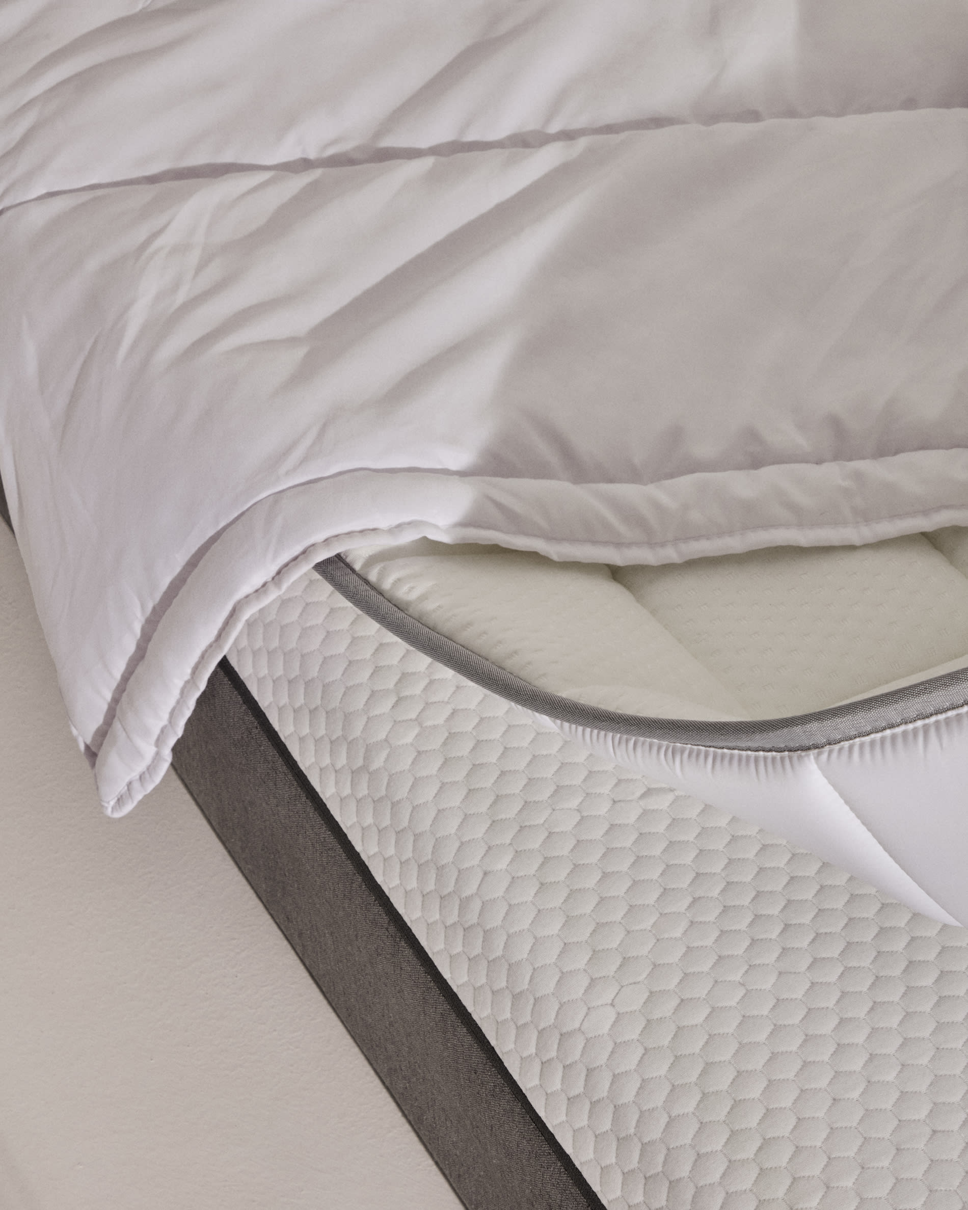 Luxuriöse Steppdecke Atra aus 70% Daunen und 30% Federn, ideal für 150/160 cm Betten, stilvoll und komfortabel, hergestellt in Spanien.