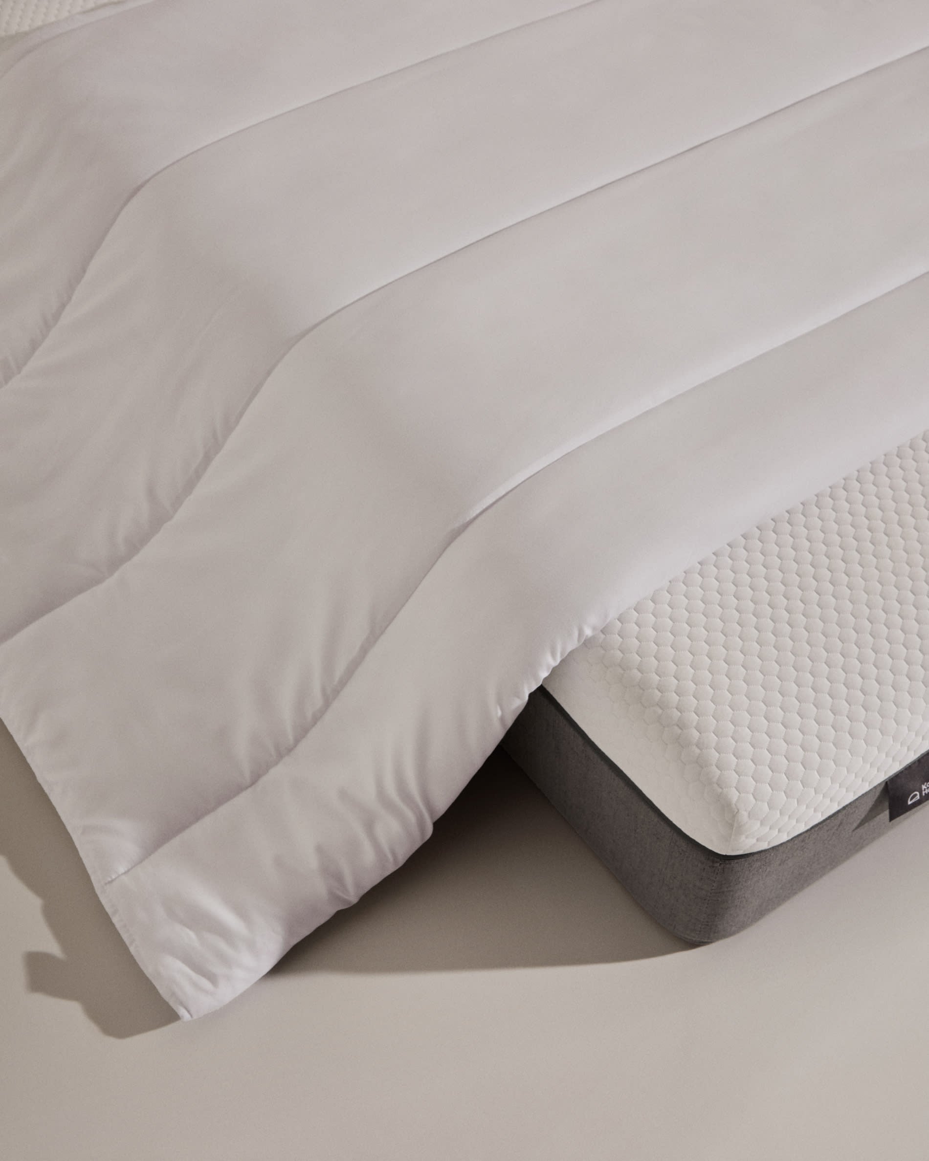 Elegante Steppdecke Atra aus 70% Daunen und 30% Federn, ideal für Betten von 150/160 cm, gefertigt in Spanien.