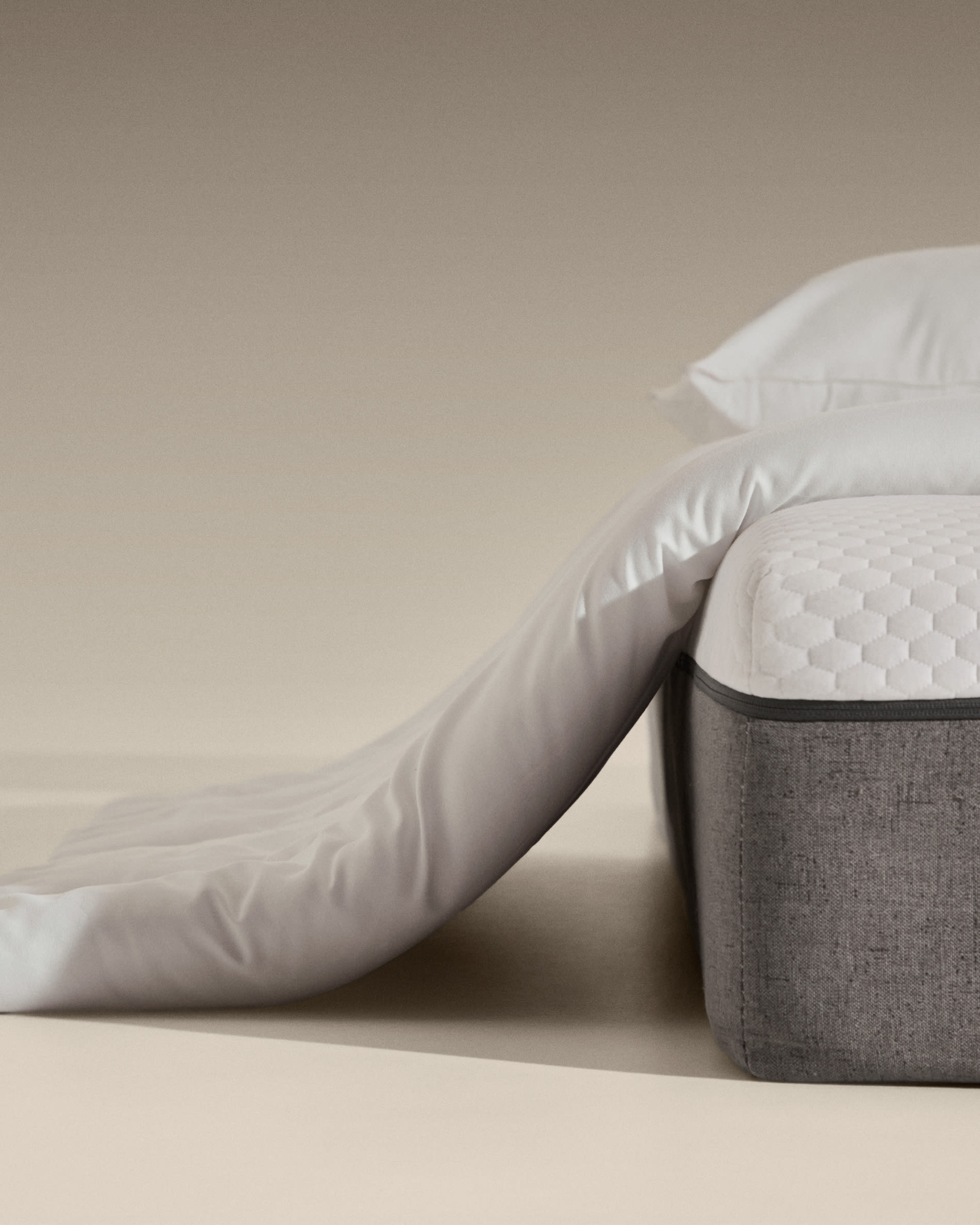 Elegante Steppdecke Atra, gefüllt mit 70% Daunen und 30% Federn, perfekt für 180 cm Betten, hochwertig hergestellt in Spanien von Kave Home.