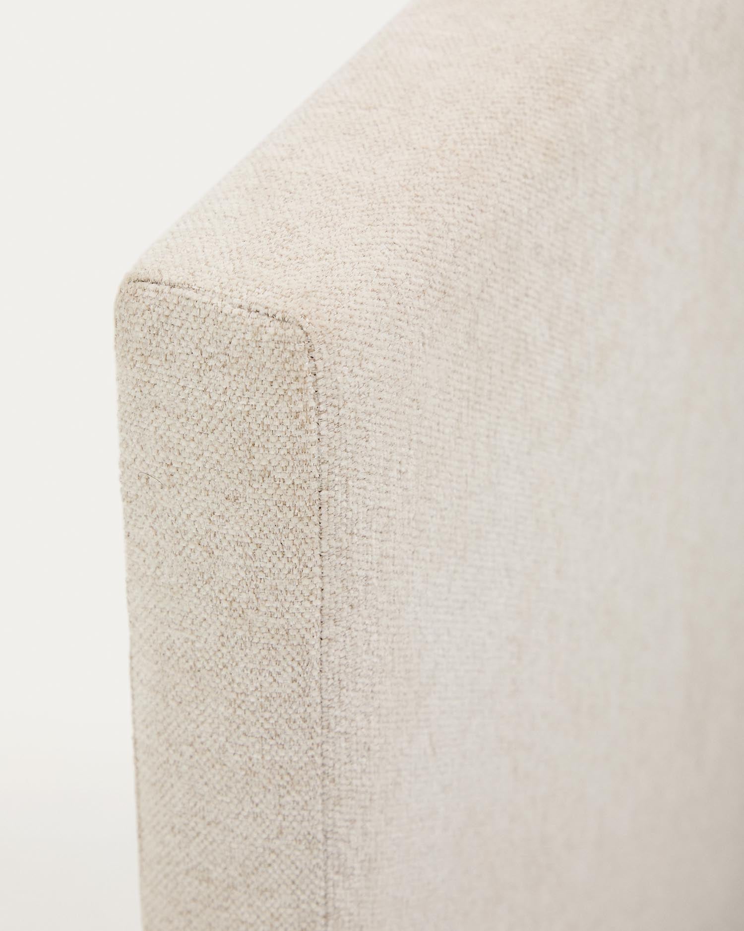 Erleben Sie das elegante Bett Nahiri in beiger Chenille, das mit einem praktischen Bettkasten und hochwertiger Verarbeitung überzeugt.