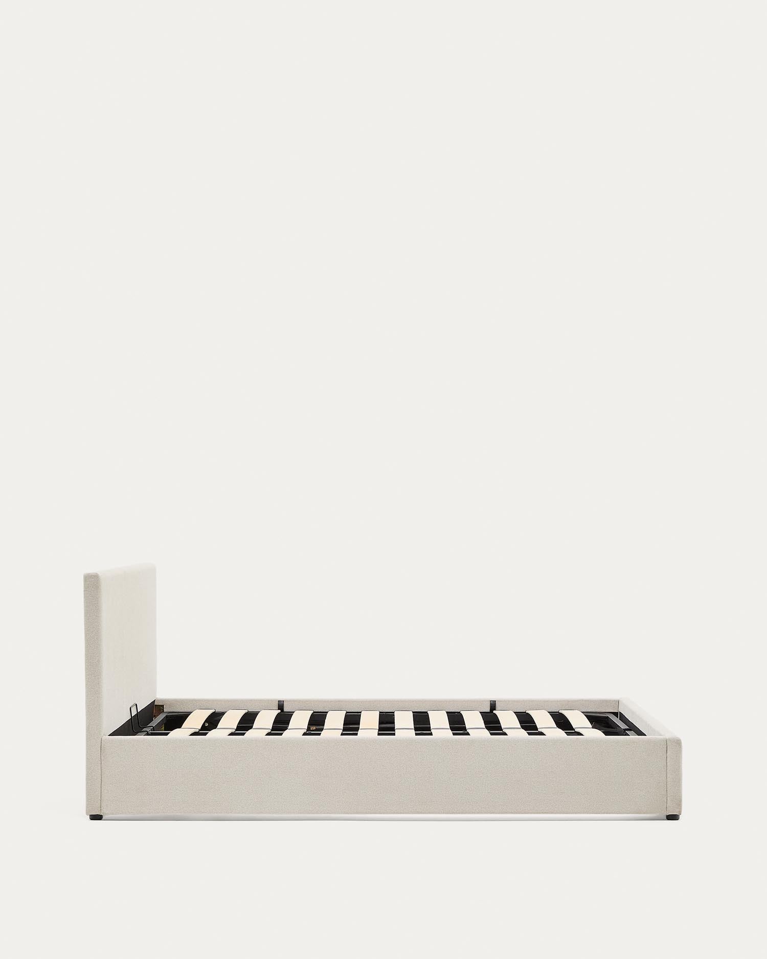 Erleben Sie das elegante Bett Nahiri in beiger Chenille, das mit einem funktionalen Bettkasten und hochwertiger Verarbeitung für stilvollen Schlafkomfort sorgt.