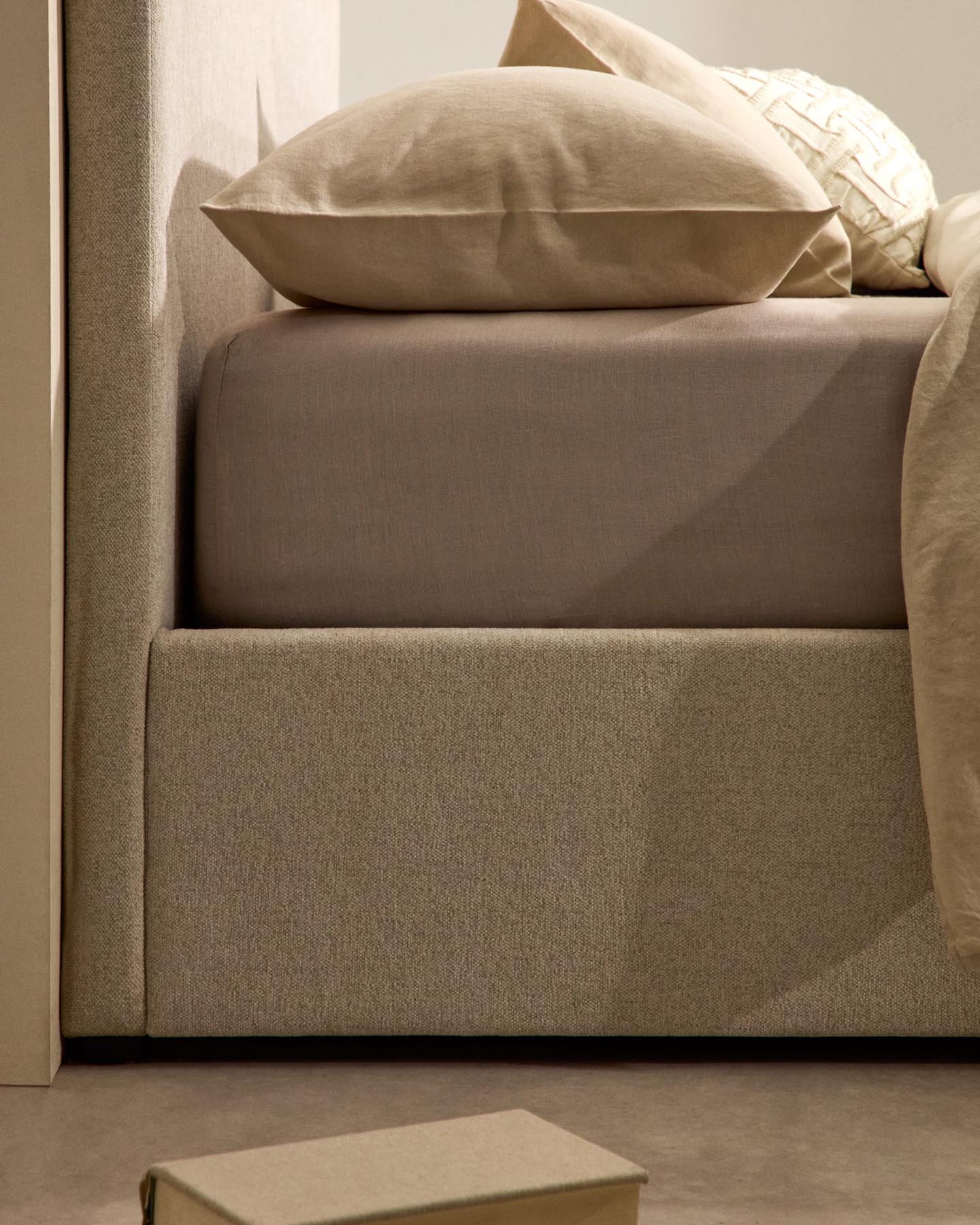 Erleben Sie das elegante Bett Nahiri in beiger Chenille, ausgestattet mit einem praktischen Bettkasten für optimalen Stauraum und modernen Komfort.