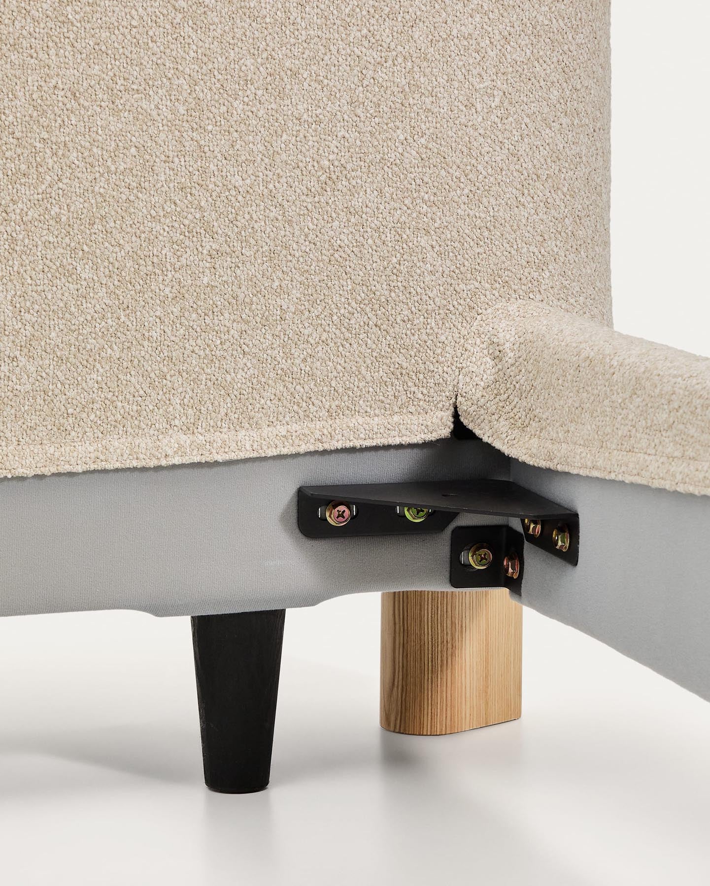 Elegantes Bett Odina in sanftem Ecru, ausgestattet mit einem abnehmbaren Bouclébezug und robusten Eschenbeinen für zeitgemäßen Schlafstil.