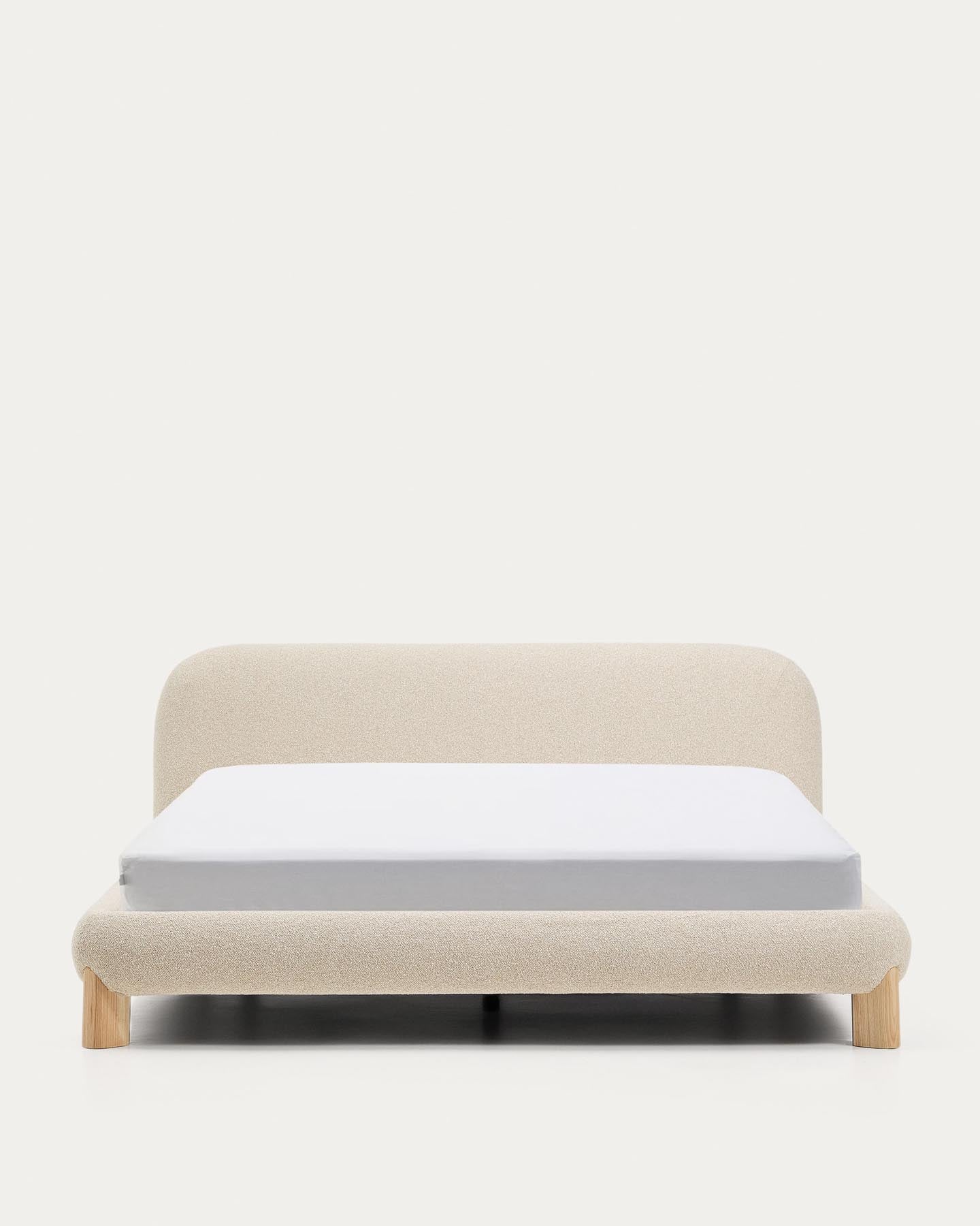 Elegantes Bett Odina in ecrufarbenem Boucléstoff mit abnehmbarem Bezug und stabilen Eschenbeinen, ideal für stilvolle Schlafzimmer.