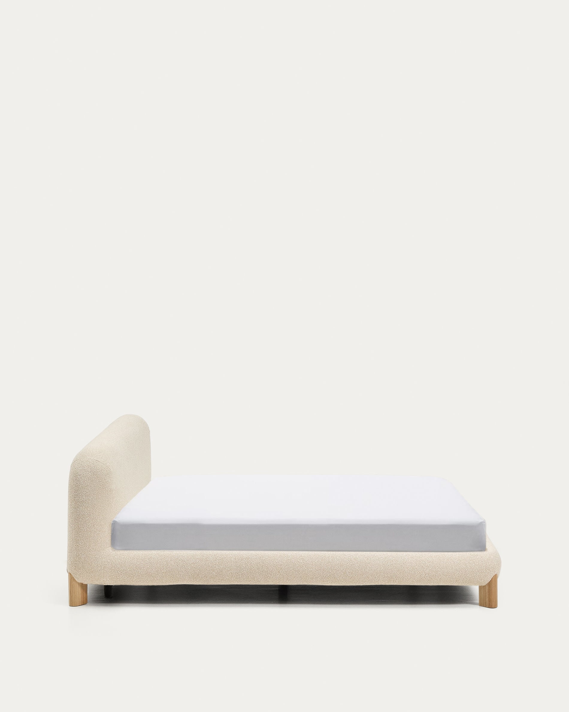 Elegantes Bett Odina in ecru Bouclé, ausgestattet mit abnehmbarem Bezug und robusten Eschenbeinen für zeitlose Gemütlichkeit.