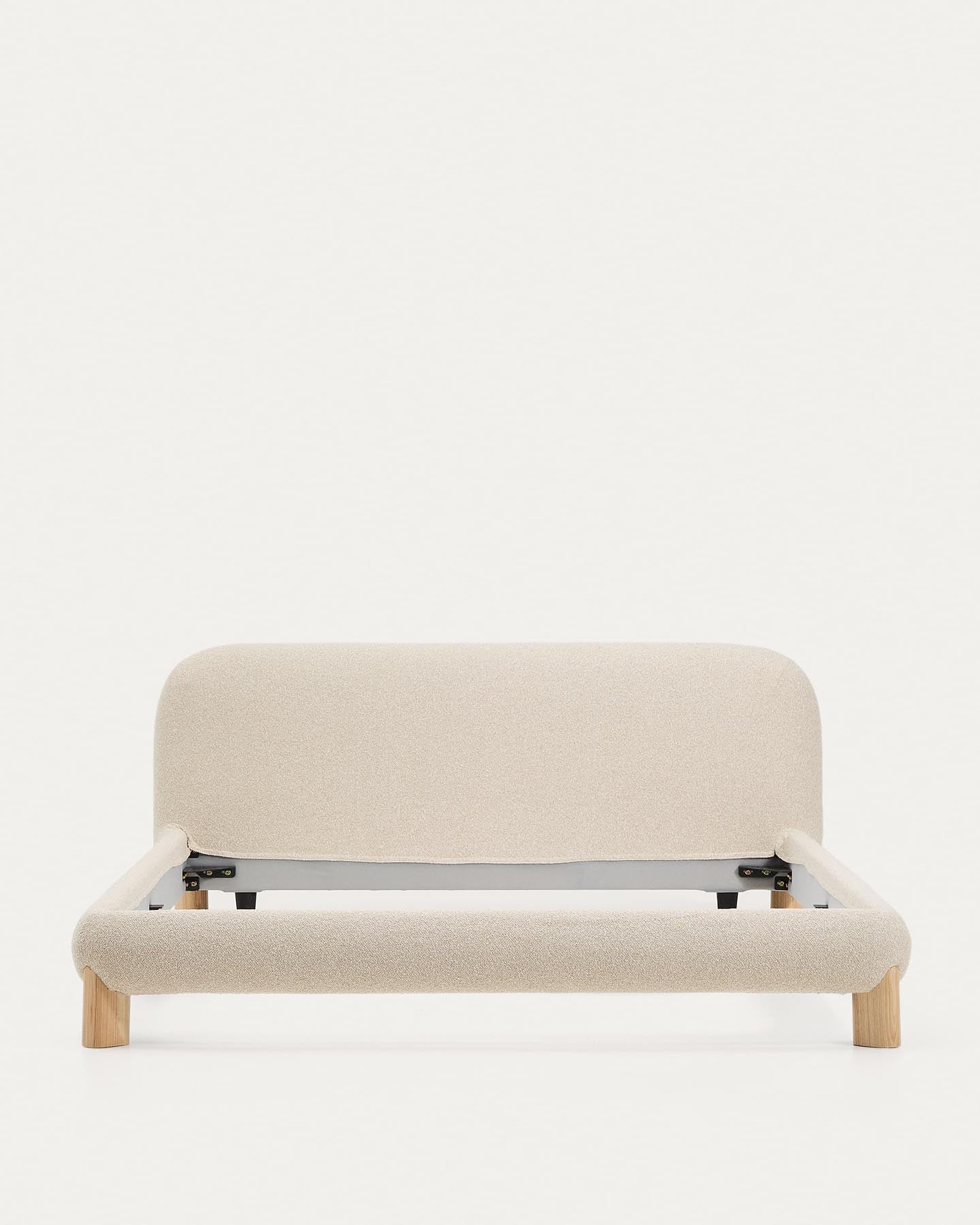 Elegantes Bett Odina in ecru Bouclé mit abnehmbarem Bezug und robusten Eschenbeinen – ideal für modernen Wohnstil und Komfort.
