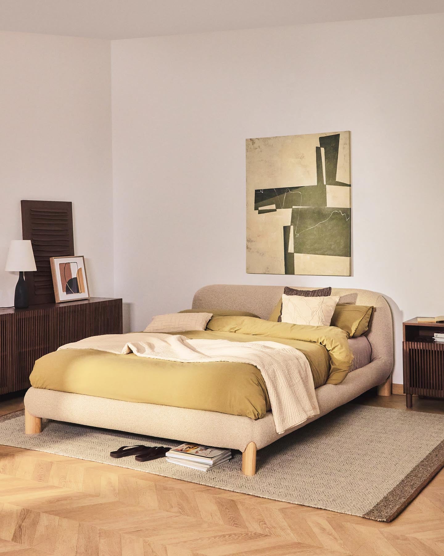 Stilvolles Bett Odina in ecru Bouclé mit abnehmbarem Bezug und robusten Eschenbeinen – perfekt für ein modernes Schlafzimmer.
