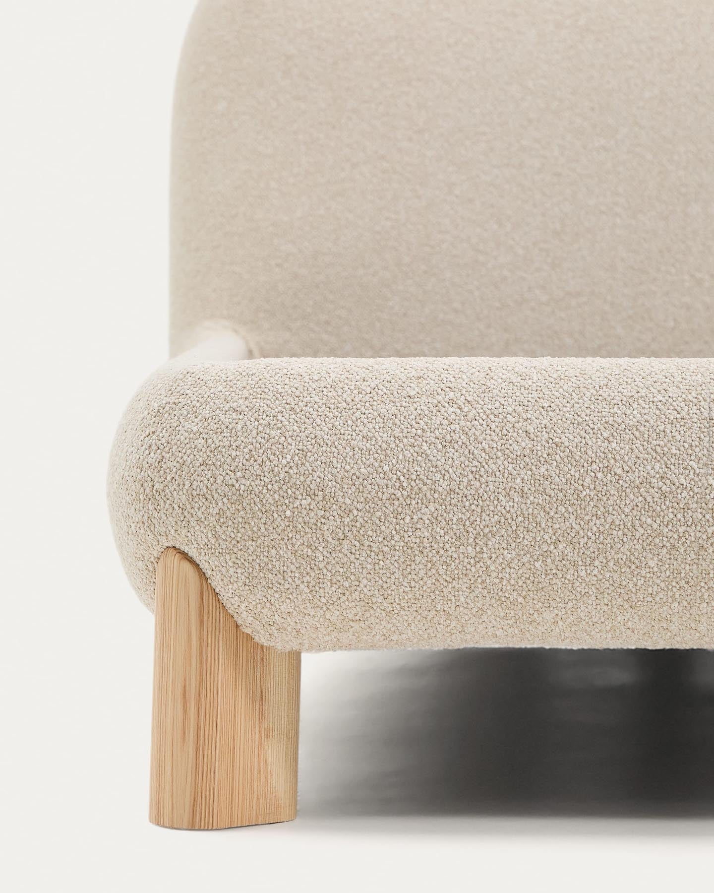 Elegantes Bett Odina in ecrufarbenem Bouclé mit abnehmbarem Bezug und robusten Eschenbeinen für ein modernes Schlafzimmer.