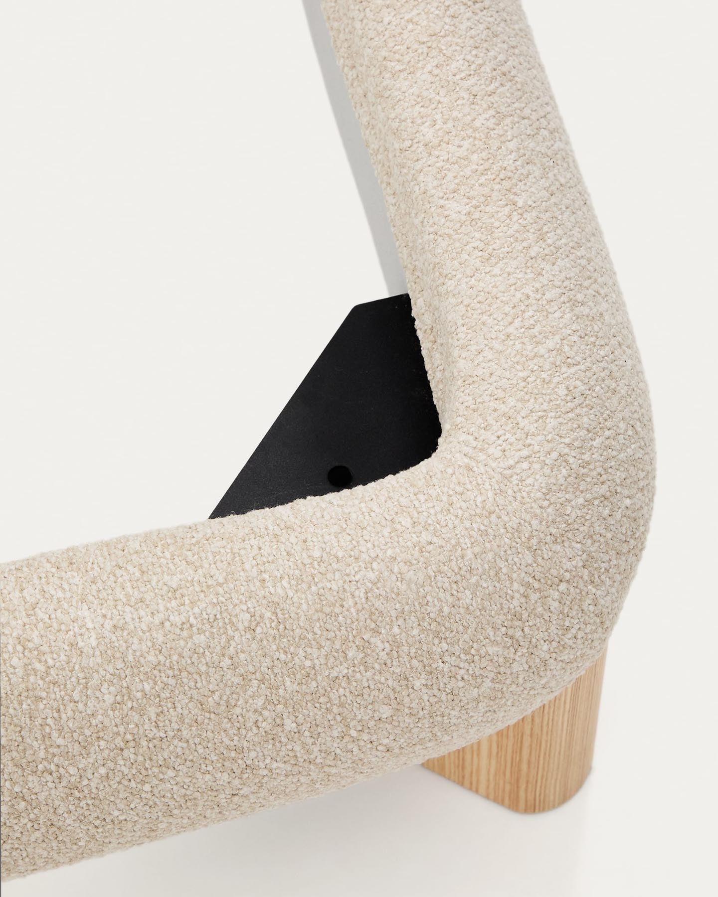 Elegantes Bett Odina in edlem Ecru, gefertigt aus weichem Boucléstoff und robusten Eschenbeinen für modernen Schlafkomfort.