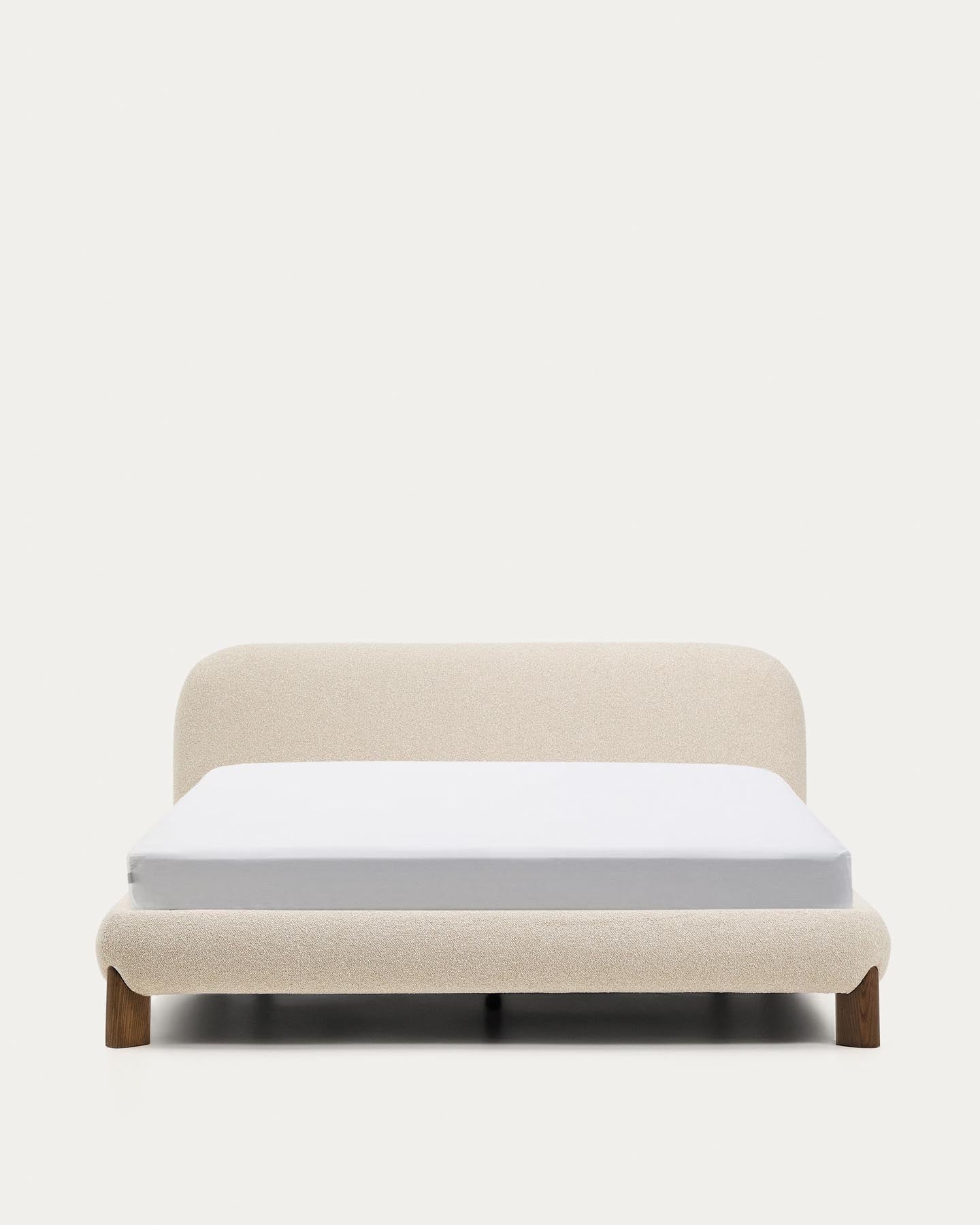 Stilvolles Bett Odina aus ecrufarbenem Bouclé mit abnehmbarem Bezug und robusten Eschenbeinen, perfekt für moderne Schlafzimmer.