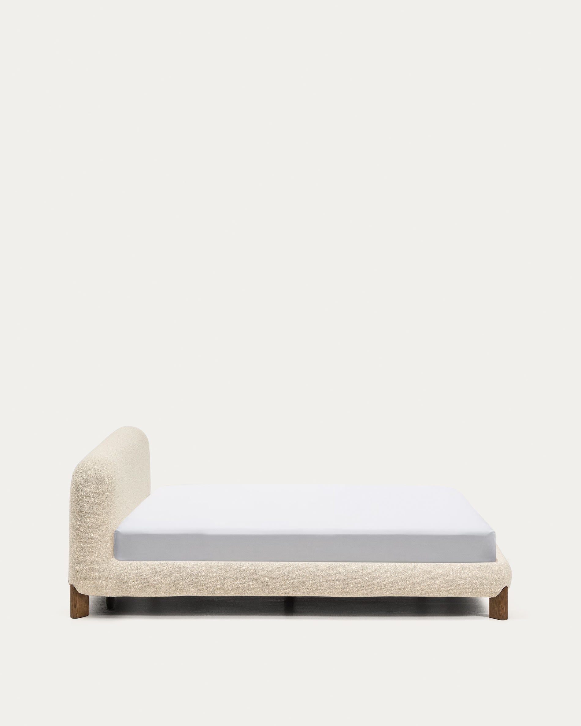 Stilvolles Bett Odina in sanftem Ecru-Bouclé, mit abnehmbarem Bezug und stabilen Eschenbeinen für ein modernes Wohnambiente.