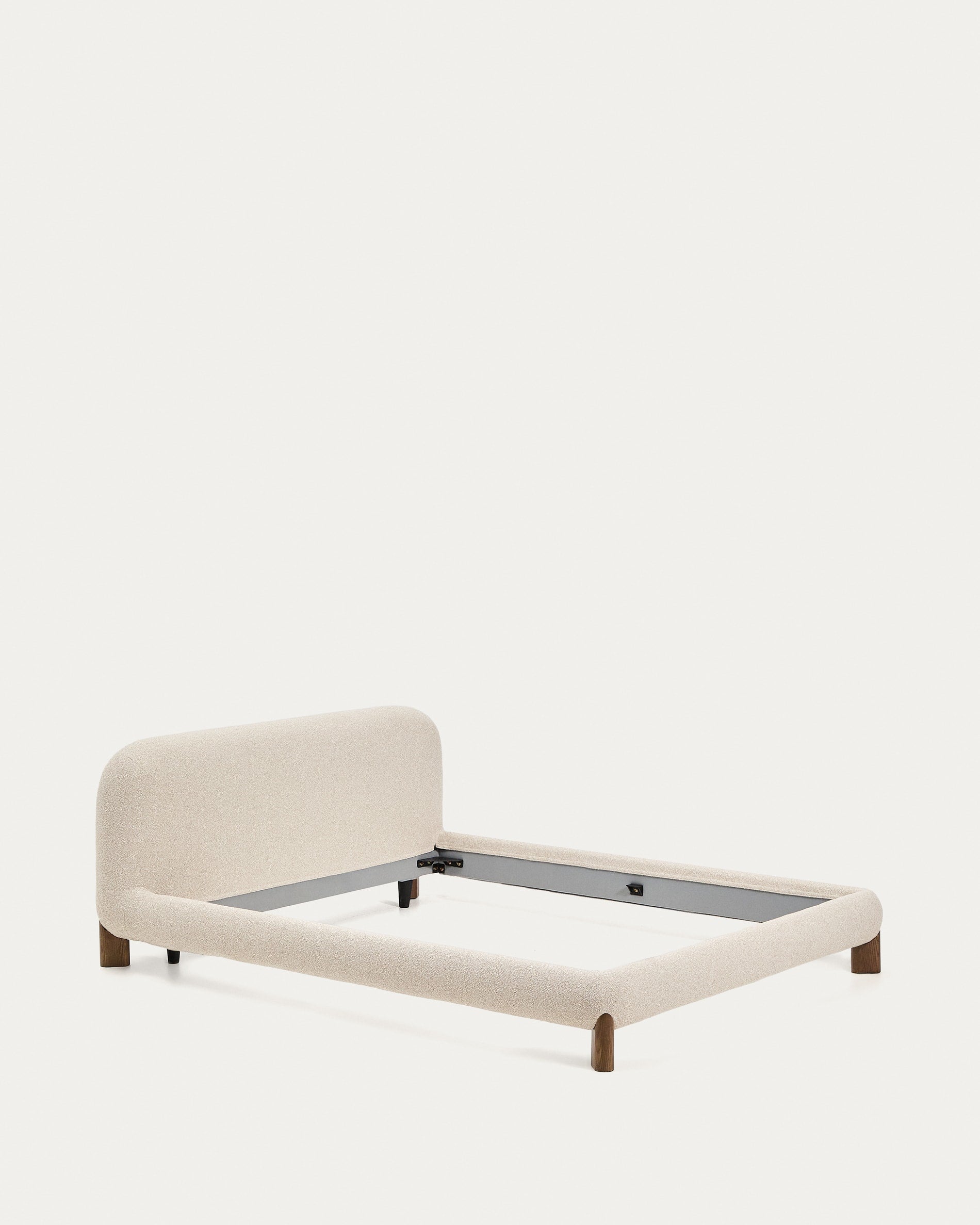 Elegantes Bett Odina in sanftem Ecru, ausgestattet mit einem pflegeleichten Bouclébezug und robusten Beinen aus massiver Esche.