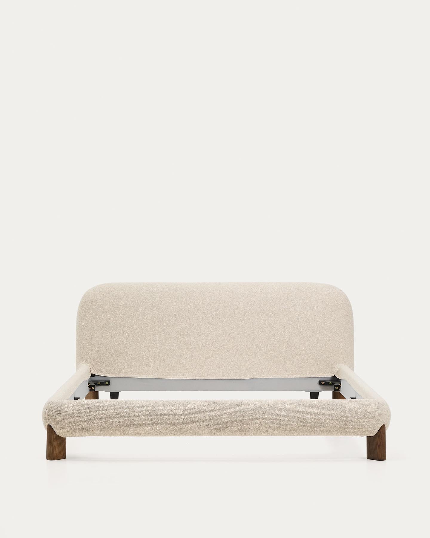 Stilvolles Bett Odina in sanftem ecru Bouclé, ausgestattet mit abnehmbarem Bezug und stabilen Eschenbeinen – perfekt für zeitgemäße Schlafzimmer.